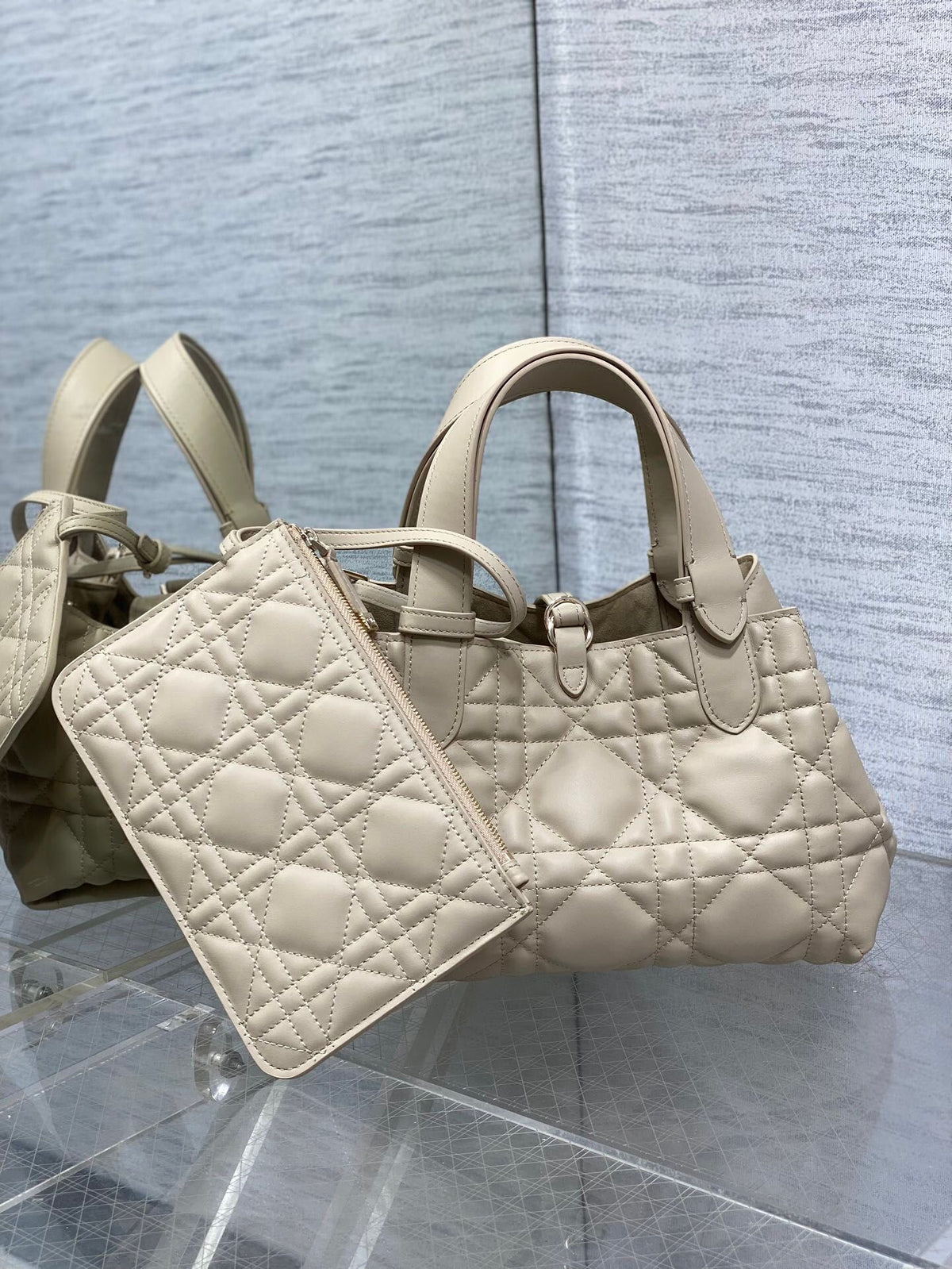 The small light apricot is in stock. Take Toujours for travel. The oversized rhombus design is paired with classic letter accessories. It is very modern and fashionable. The structure of the bag is very soft. The calfskin material is full of high-end