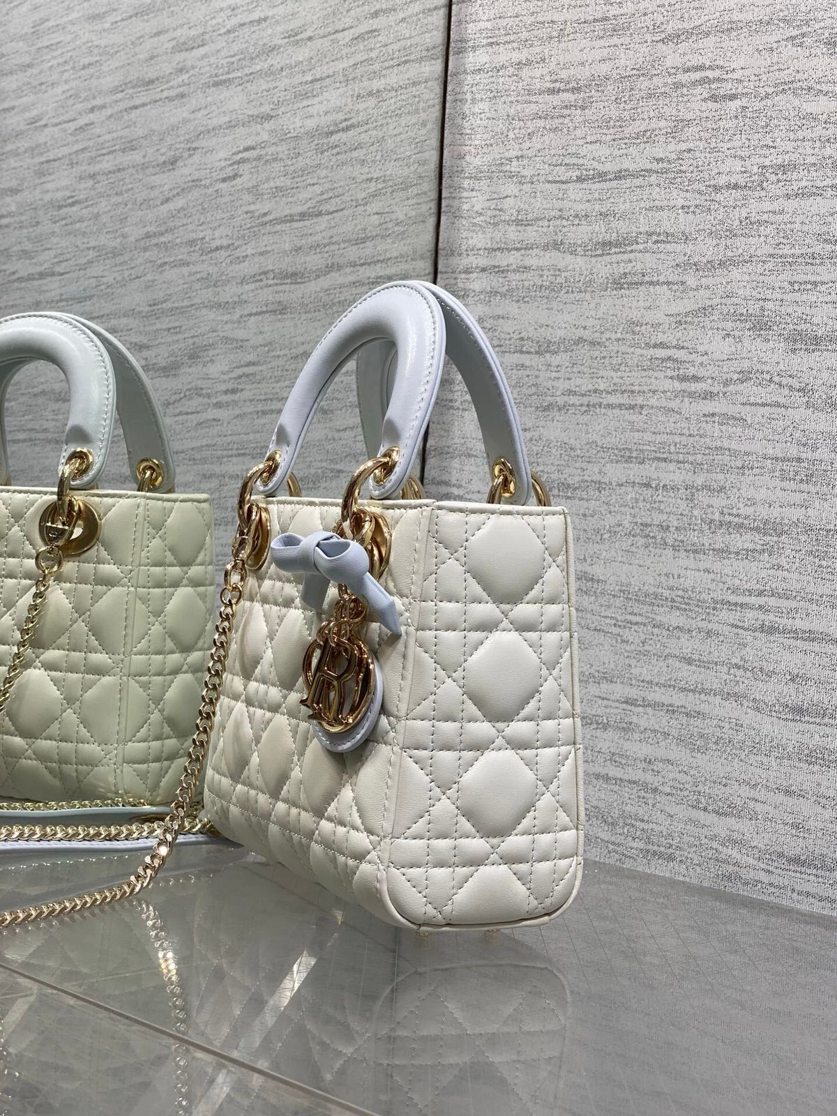 Classic Lady's latest bow-tie Princess Diana bag. A must-have three-compartment bag for everyone. Charming, elegant and full of aura. It is also full of femininity when carried cross-body. Classic fashion style. This beautiful bag is available on Instagra