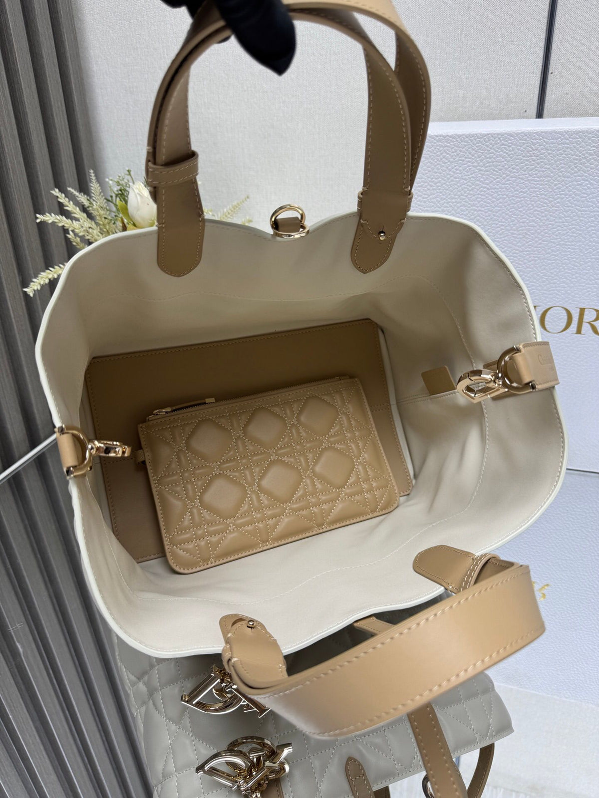 Toujours handbag [chalk white with camel leather medium]