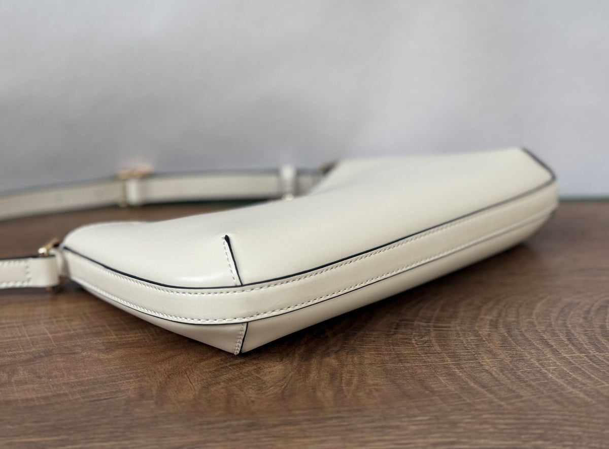TORY BURCH ELEANOR SLIM SHOULDER BAG New armpit bag Rocket bag has ultra-thin size, upper back is not cumbersome, and it can hold necessities. It is suitable for different occasions. Pure steel hardware magnetic tape opening and closing design. The first