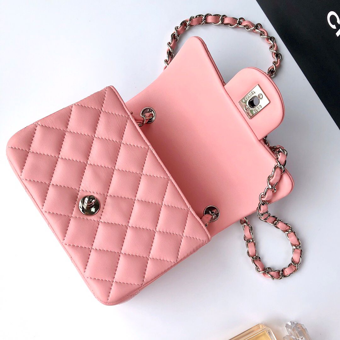 Fang Fatzi Mini 17cm CF has a very feminine elegance and inherits classics. It is listed as the historical sales champion and is an indispensable piece in every pink fan’s wardrobe. 17cm650 Sheepskin