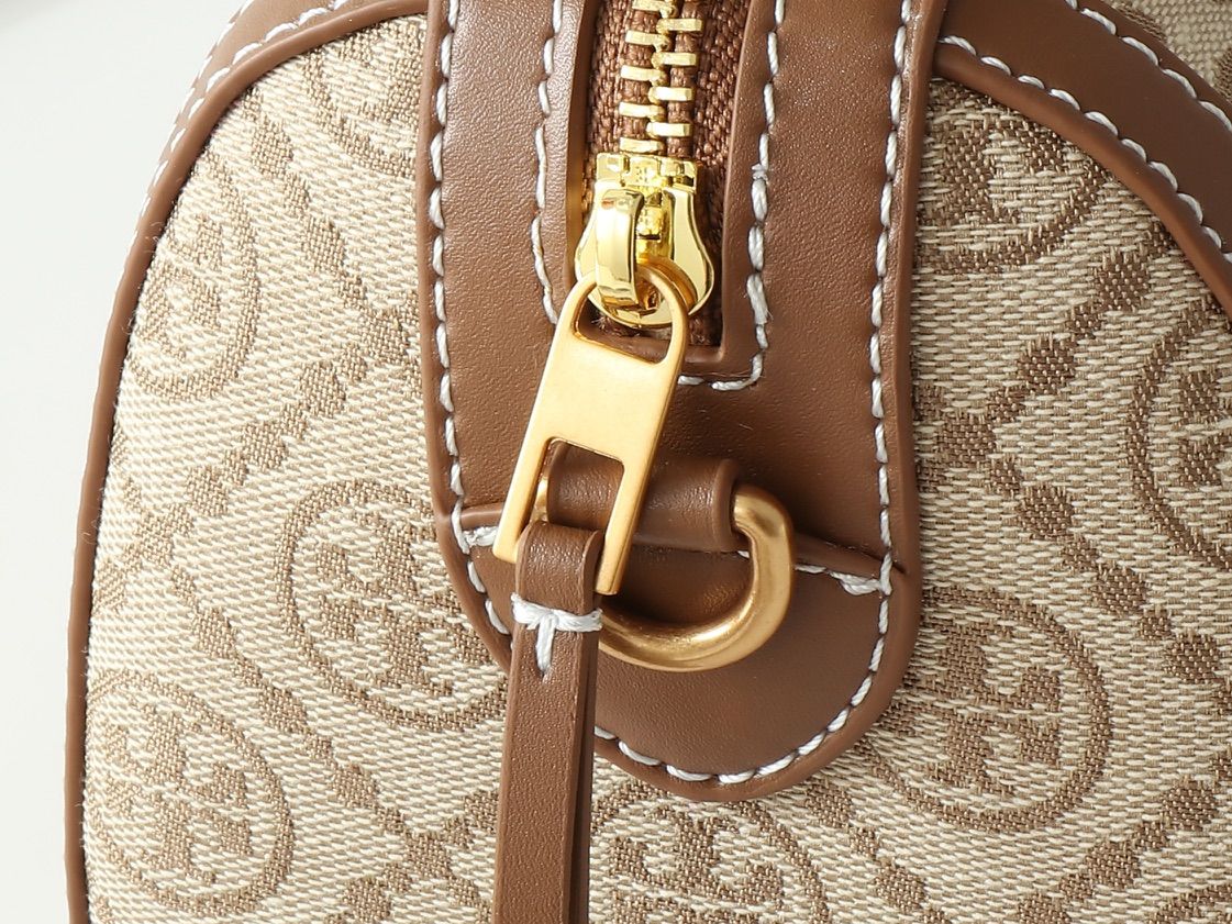 Top tier original small size in Guangzhou, original order quality, new product attention to details TORY BURCH T MONOGRAM mini jacquard wine barrel bag. This series uses woven jacquard fabric to create a charming and timeless style with unique stitching