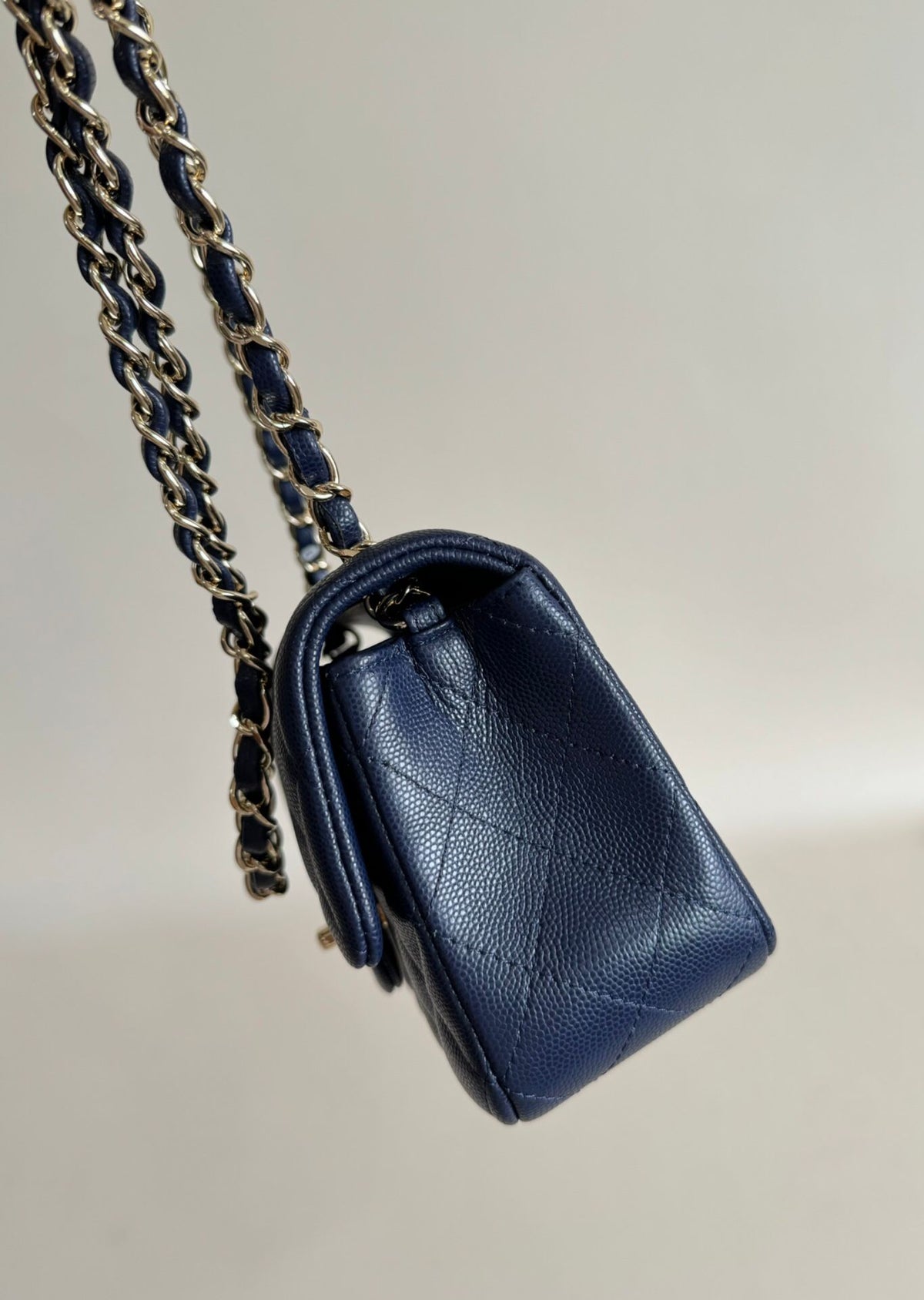 CF upgraded version of 116 Caviar "Classic Flap" classic flap bag. Customized calfskin from imported channels with fine ball grain. First-class calfskin caviar with both graininess, gloss and softness. Classic rhombus design and leather-pierced metal