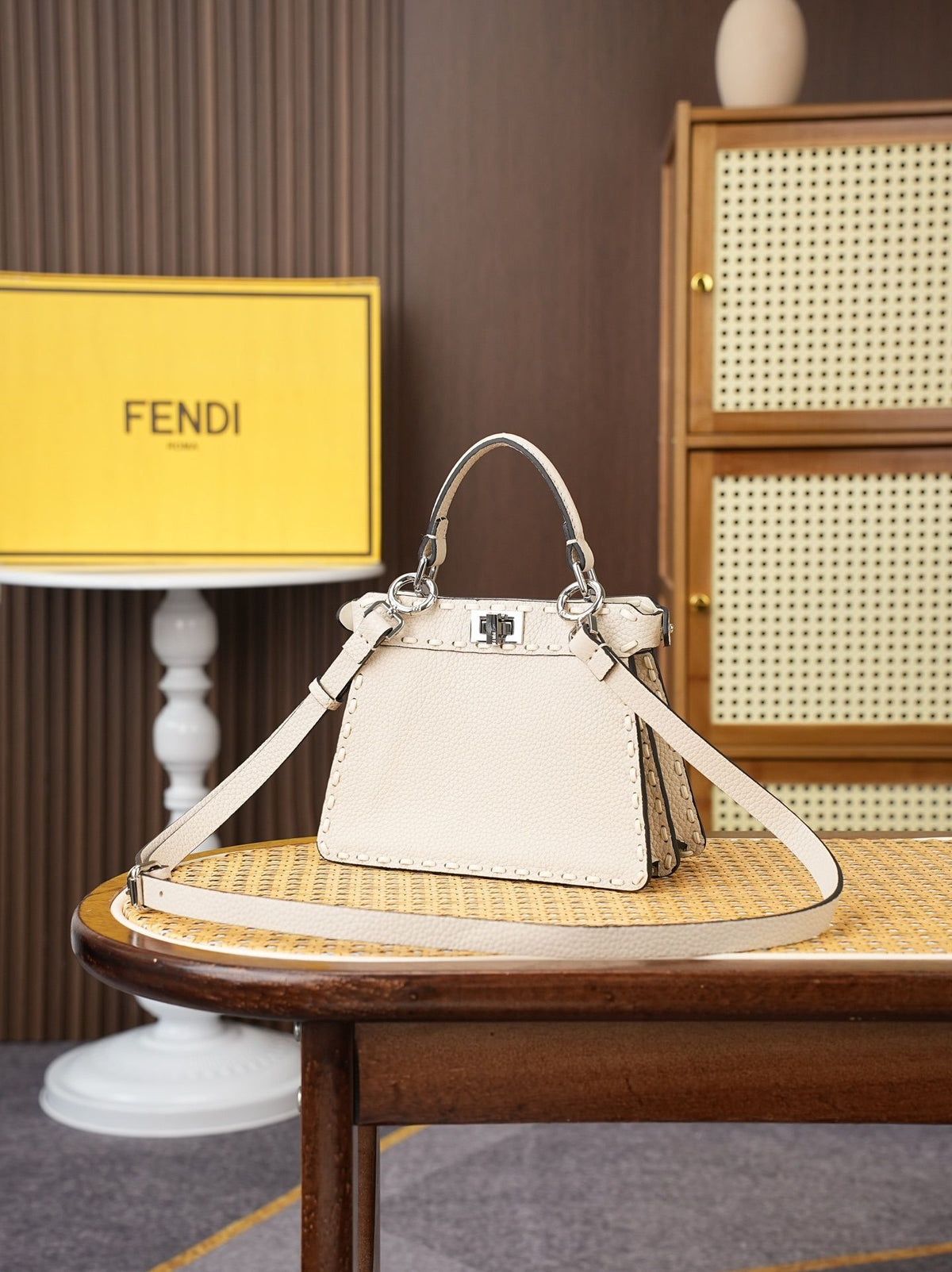 Model 15009, beige color, size 20cm. Details: beige hand-sewn, PeekabooISeeU medium-sized handbag, made of peel-effect calfskin leather, featuring classic twist locks on both sides, soft nappa leather lining, two compartments separated by a hard divider
