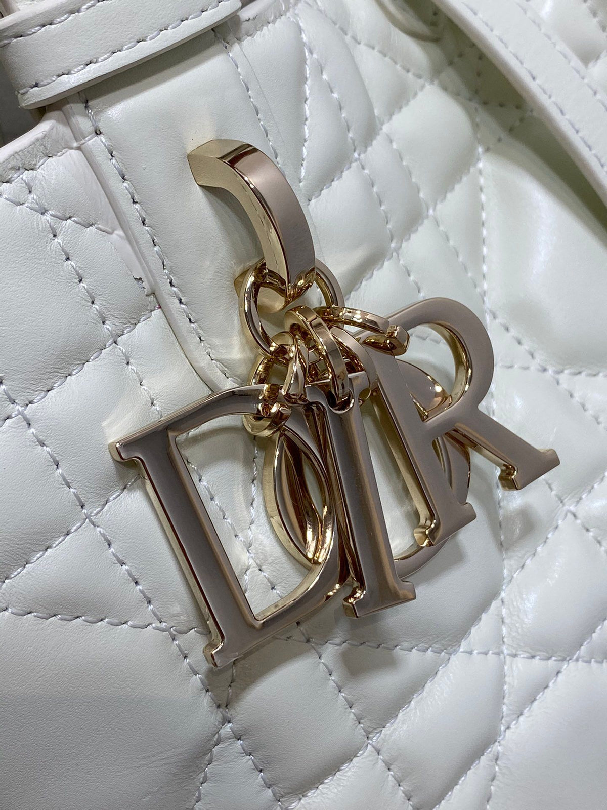 Small white ready-made. Take Toujours for travel. The oversized rhombus design is paired with classic letter accessories. It is very modern and fashionable. The structure of the bag is very soft. The calfskin material is full of high-end feeling. The