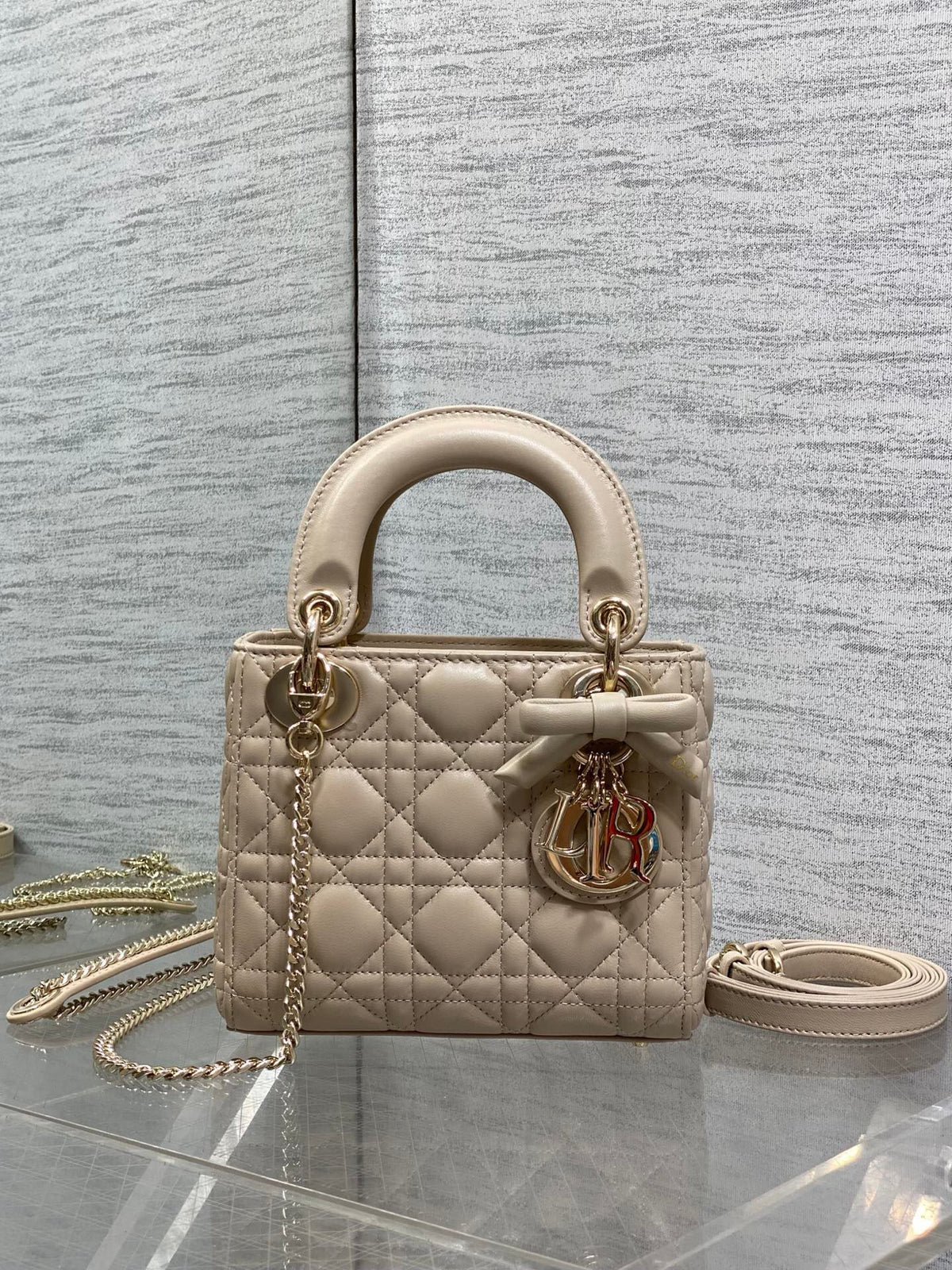 In stock, Classic Lady's latest bow-tie Princess Diana bag. A must-have three-compartment bag for everyone. Charming, elegant and full of aura. It is also full of femininity when carried cross-body. Classic fashion style. This beautiful bag is available