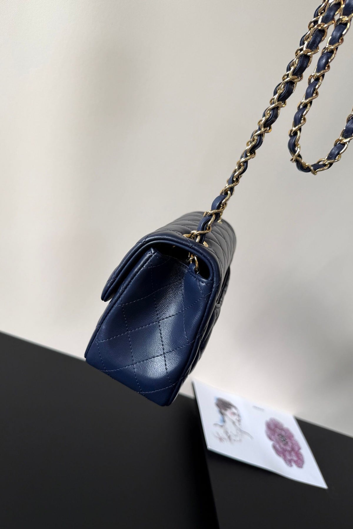 Dark blue Classic Flap classic Cf square fat boy is back in stock. It is exquisite and durable. It is a timeless style that can be matched with anything.