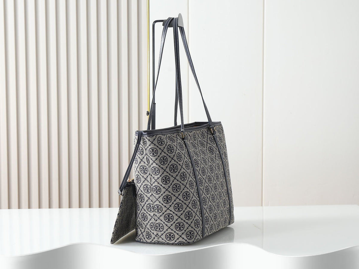 Tory Burch's new vintage tote bag features double T jacquard fabric and navy blue leather trim, making it durable and wear-resistant! The interior space is super large, with a 13 inch laptop folding umbrella that can hold commuting or mommy bags. The