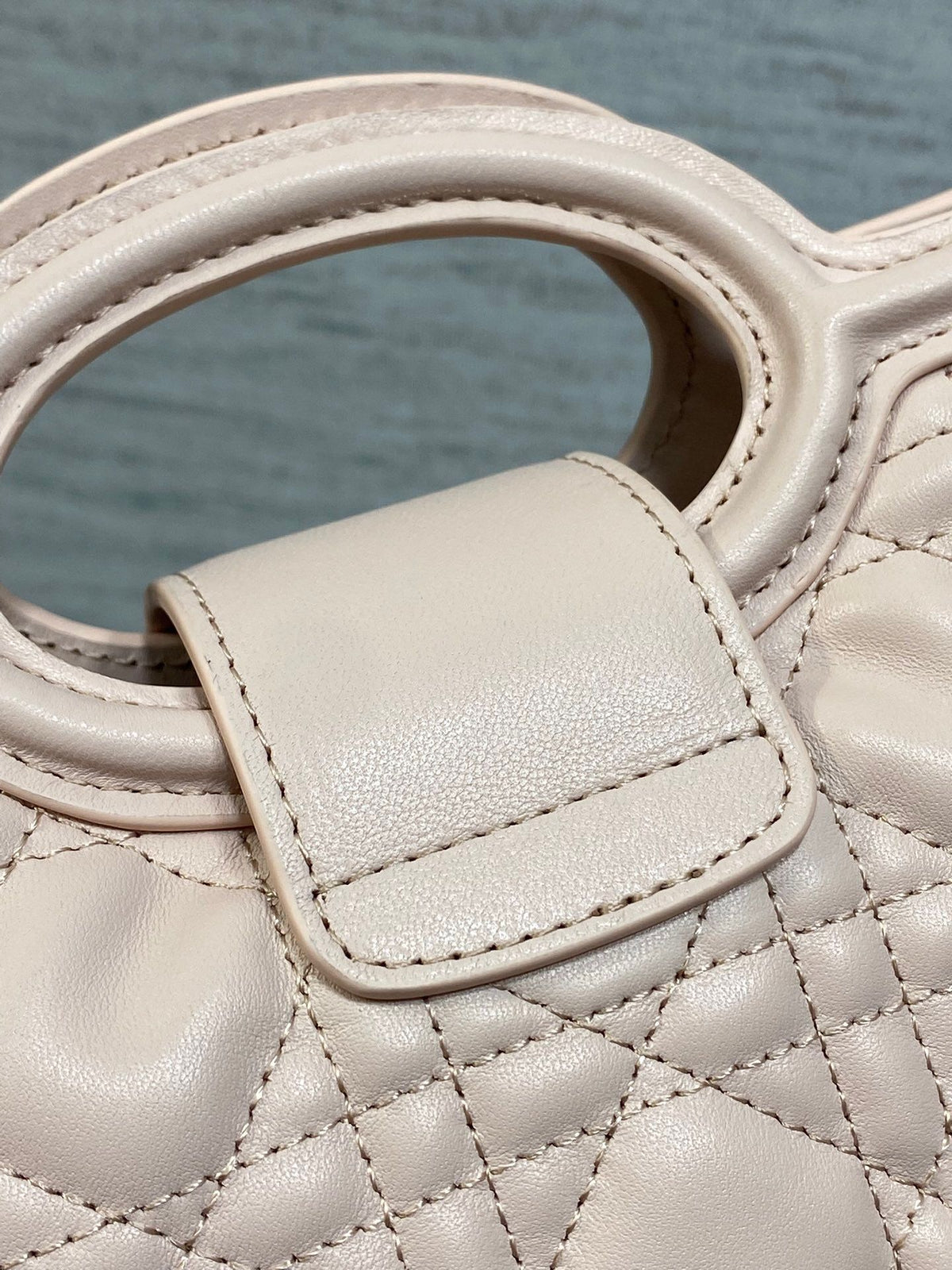 Jolie Top Handle Mini I have no resistance to this kind of exquisite small bag. Carrying a large bag is too tiring. I really like this compact model. It is small, but it can be stuffed with tissues when going out. The best thing is that it can be carried