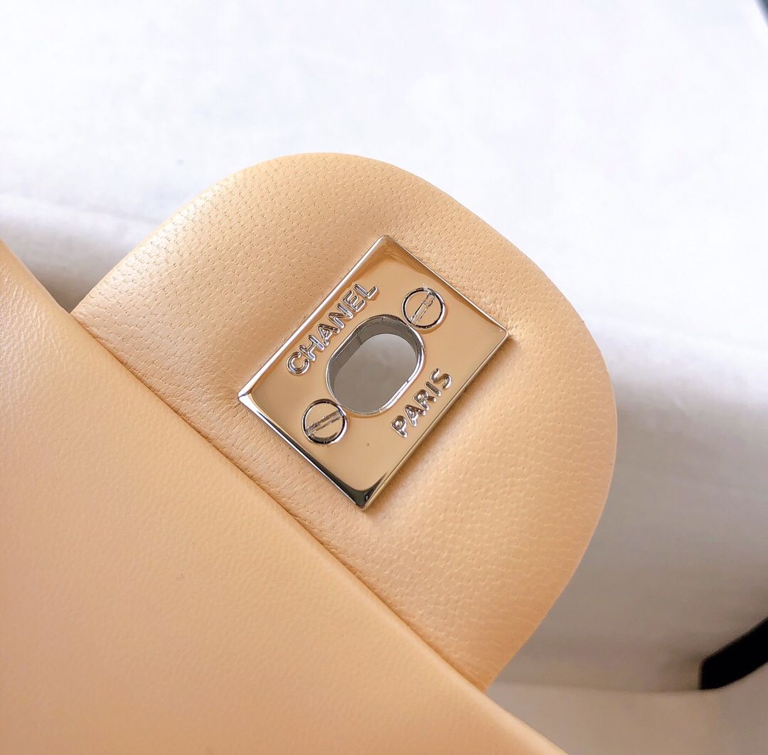 Fang Fatzi Mini 17cm CF has a very feminine elegance and inherits classics. It is listed as the historical sales champion and is an indispensable piece in every pink fan’s wardrobe. 17cm650 Sheepskin