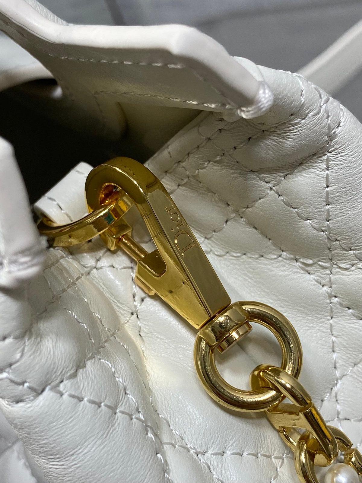 Jolie Top Handle Mini I have no resistance to this kind of exquisite small bag. Carrying a large bag is too tiring. I really like this compact model. It is small, but it can be stuffed with tissues when going out. The best thing is that it can be carried