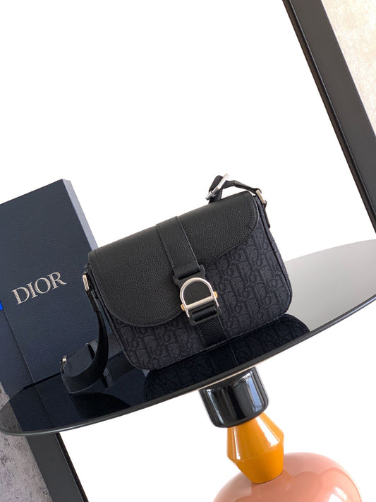 The Heritage Saddle Flap Messenger Bag is sophisticated and stylish with a distinctive style. Combining Oblique printed fabric with grained calfskin, it has an elegant saddle flap and is embellished with a Heritage buckle. A hallmark of classic craftsmans