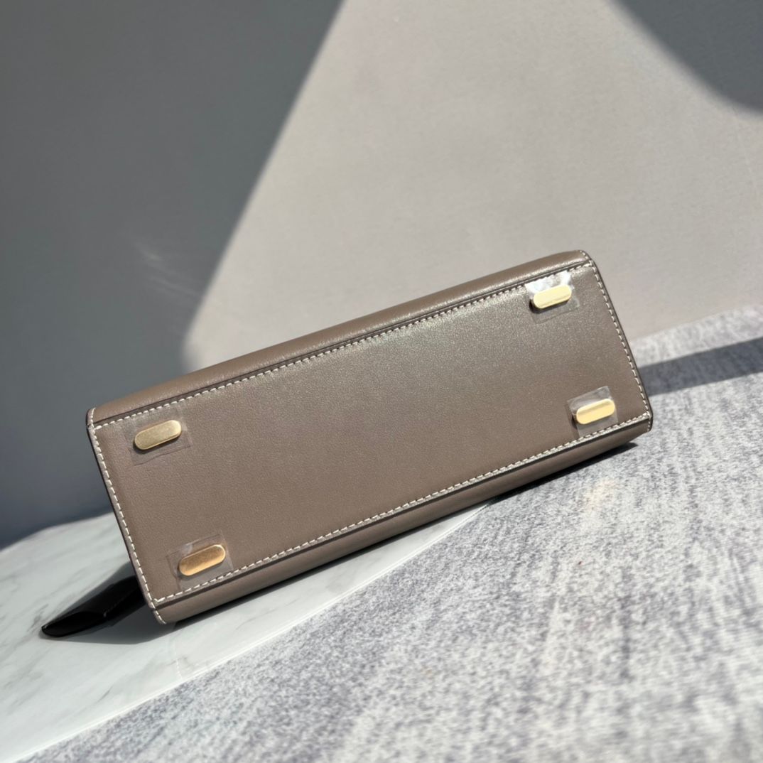 Purchasing quality 450.TB new Lee Radziwill bag with a stiff and contoured handbag shape, creating a modern and capable temperament, effortlessly showcasing fashion. Additional features include 1 middle zipper compartment, 1 zipper pocket, and a detachabl