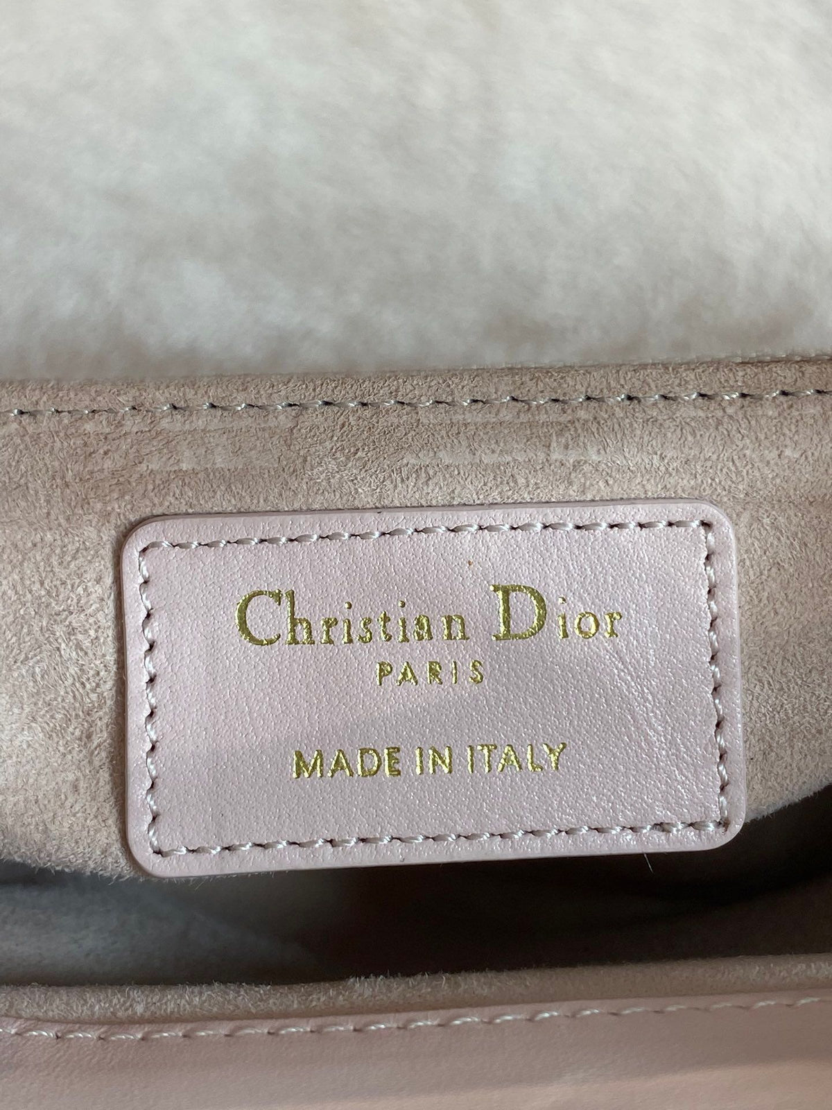 Soft Pink Spot Classic Lady Three Grid Bow Princess Bag is a must-have three grid small bag for everyone. It is charming, elegant, and full of aura, and can be carried diagonally. It is also full of feminine charm, classic fashion style, ins, and many