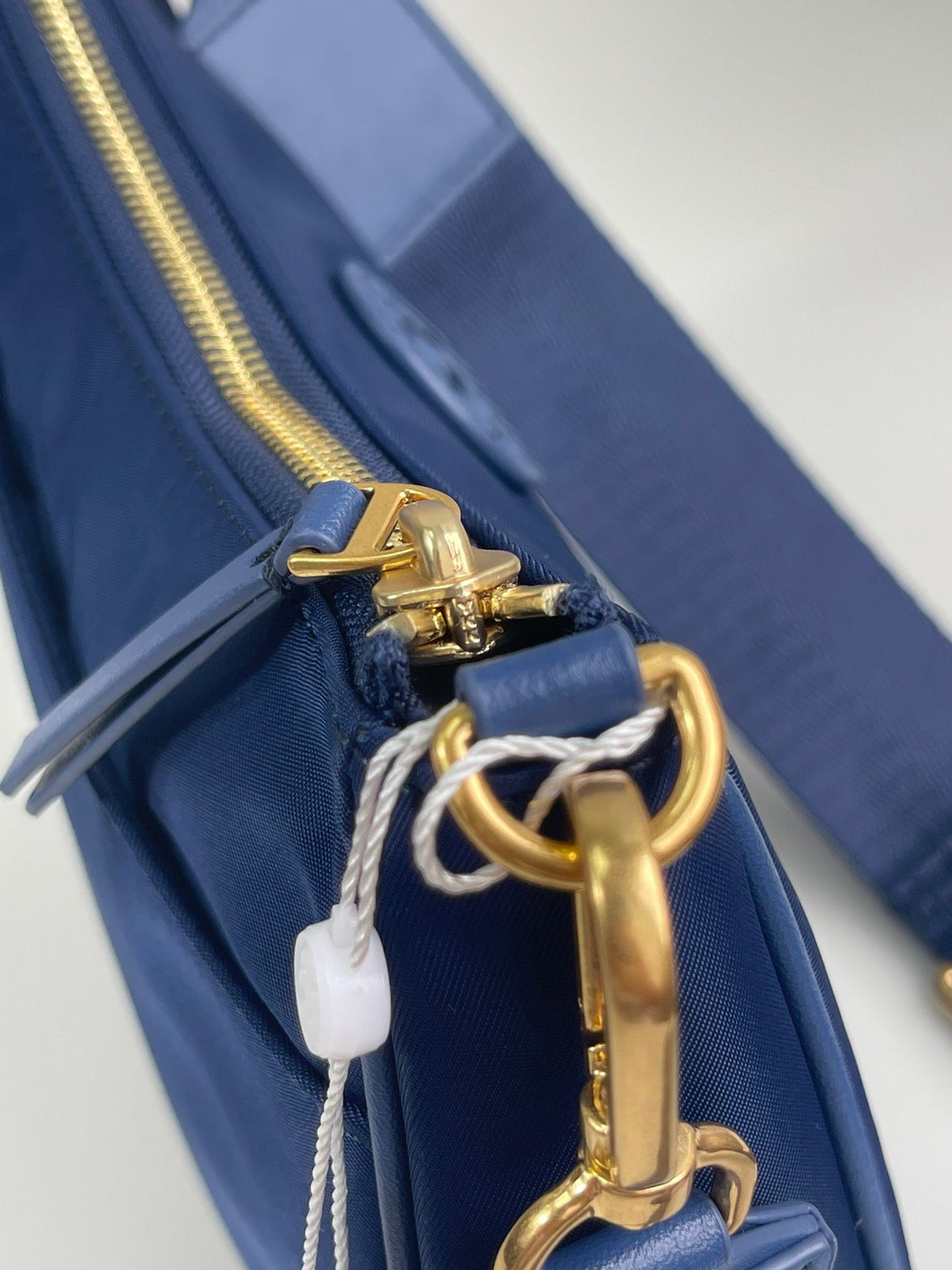 Number H042: New Torybunch Nylon Stray Bag, a super popular crossbody bag that looks perfect at a glance. The same Prada style TB new webminlhobo crossbody bag is made of waterproof nylon material, with a super lightweight body and wide shoulder straps