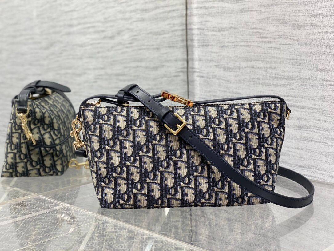 Lunch box bag 2024 new update with shoulder strap 2024 latest lunch box bag I have to recommend it. Brick cabinet hot style. Same diamond pattern, classic old flower embroidery, iconic letters. Very light for personal use. The capacity is also good. It