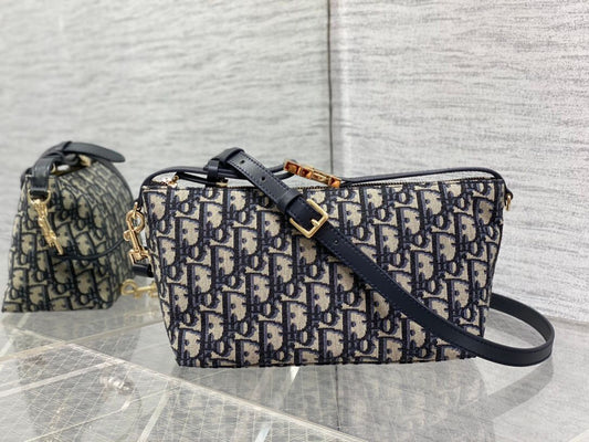 Lunch box bag 2024 new update with shoulder strap 2024 latest lunch box bag I have to recommend it. Brick cabinet hot style. Same diamond pattern, classic old flower embroidery, iconic letters. Very light for personal use. The capacity is also good. It