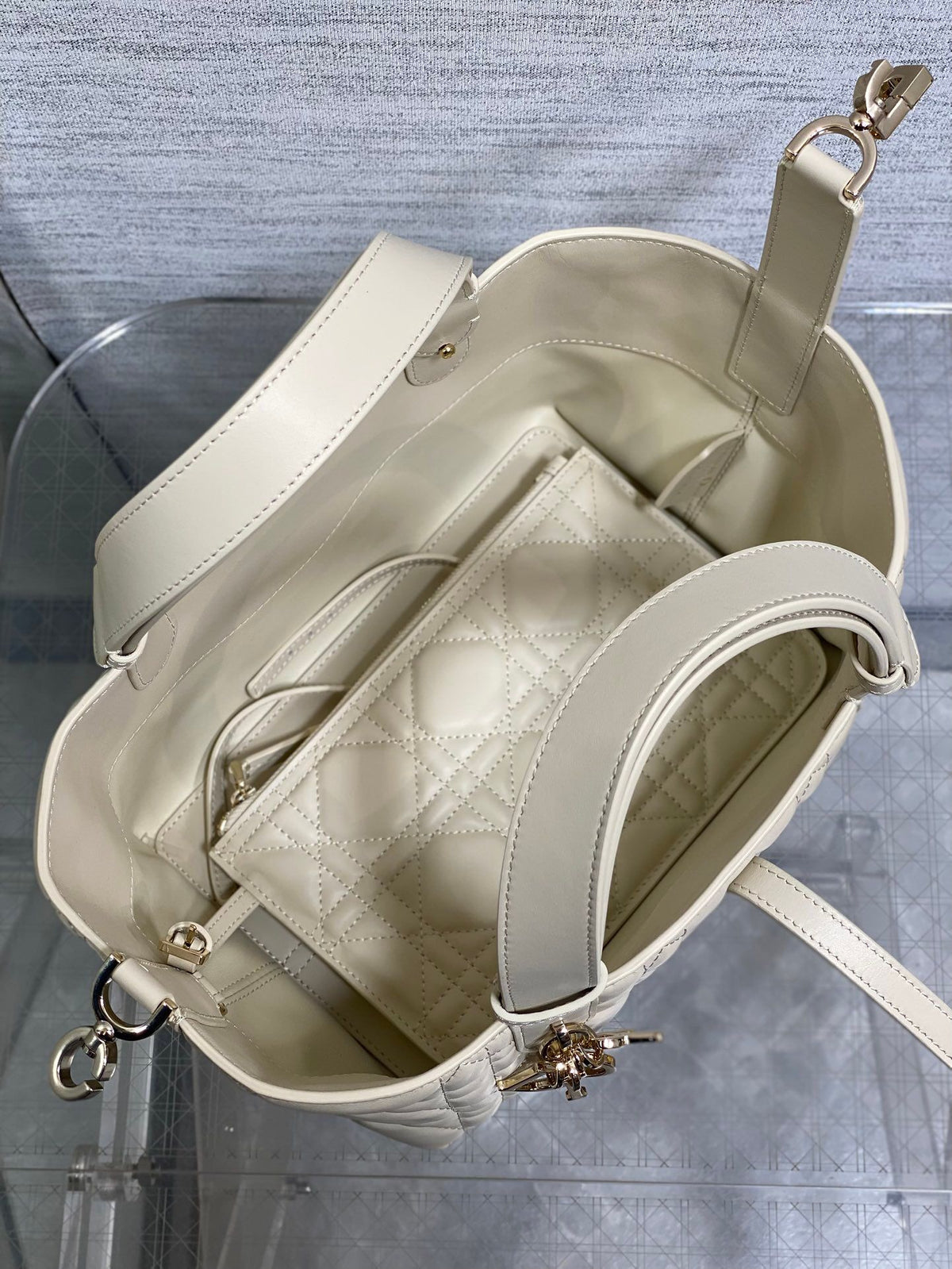 Small size spot Toujours series brick cabinet latest ivory white is a bit too beautiful. The bag color is super tender, super summer, and the design of the super large diamond grid is matched with classic letter accessories, modern and fashionable. The
