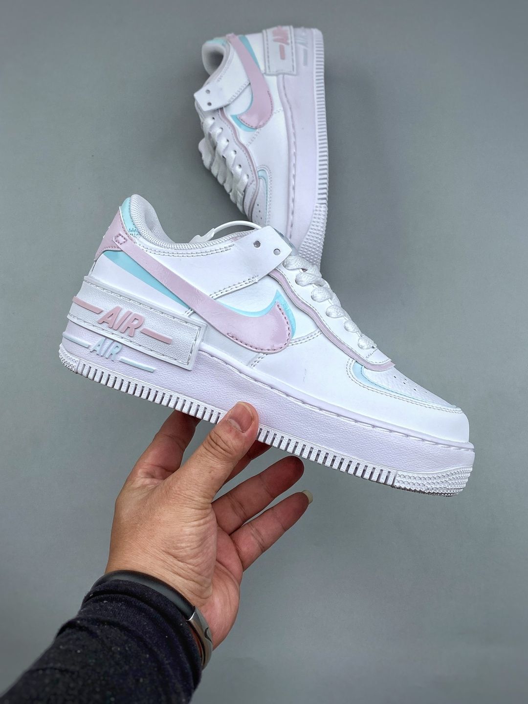 Support the launch of NIKE W AF1 SHADOW, a brand-new girly deconstructivist design. The Macaron Air Force 1 is a lightweight, height-increasing, low-top, versatile sneaker that injects playful elements into classic design. It features a layered structure