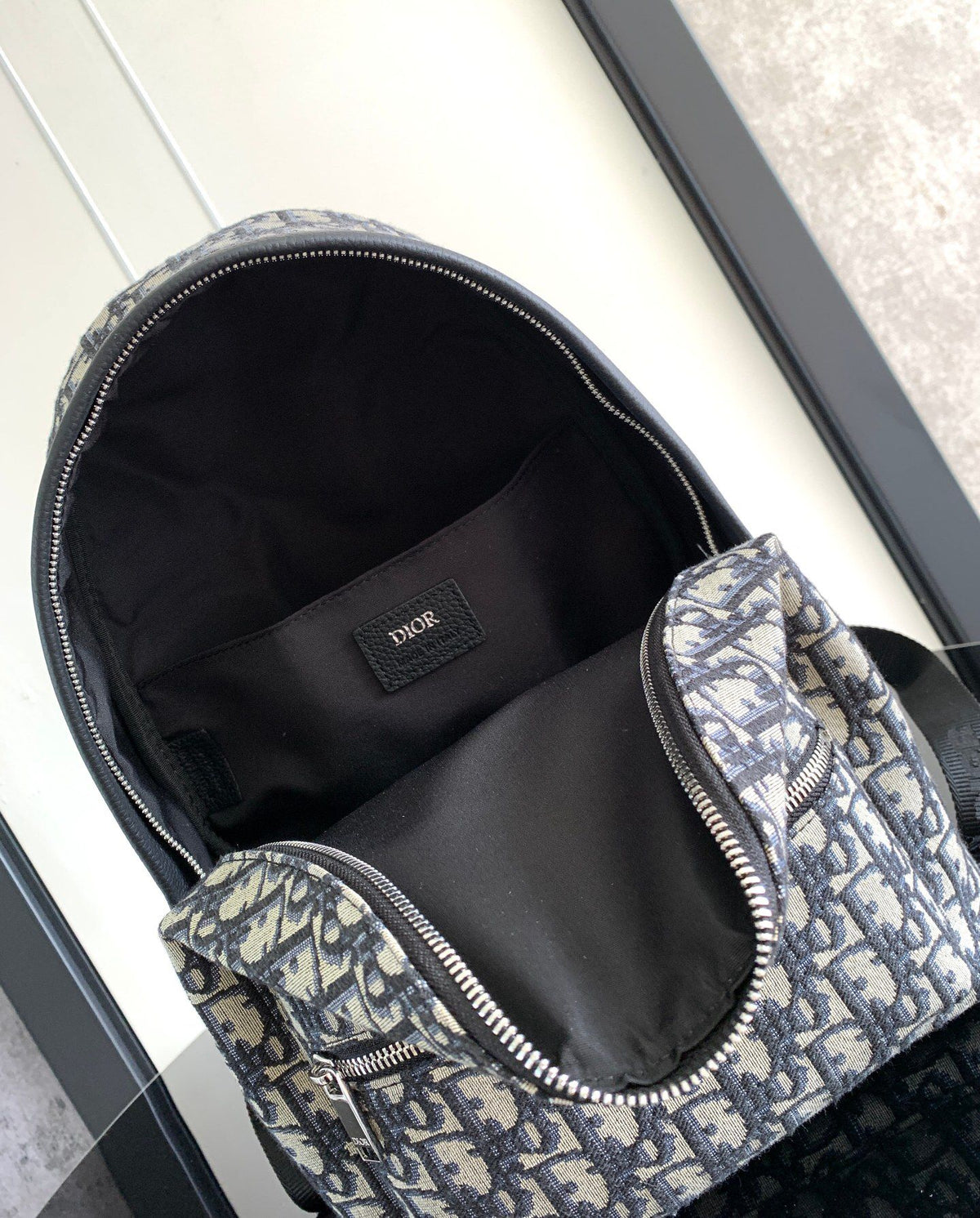 New version Small white steel lettering This Rider backpack has a simple silhouette. The classic collegiate style is full of energy. Inspired by the Dior men's collection, it is reinterpreted in beige and blue jacquard fabrics. Oblique print throughout