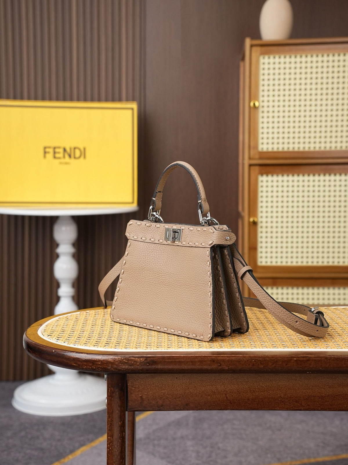 Model 15009 Pigeon Grey Size 20cm Details Pigeon Grey Hand sewn Peekaboo ISeeU Medium Handbag Litchi Pattern Calfskin Material with Classic Twisted Lock Soft Nappa Leather Lining on Both Sides Separated by Hard Dividers with Buckle Internal Pocket and