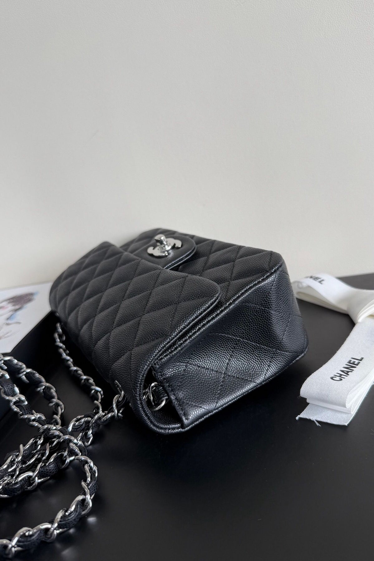 CF upgraded version of 116 Caviar "Classic Flap" classic flap bag. Customized calfskin from imported channels with fine ball grain. First-class calfskin caviar with both graininess, gloss and softness. Classic rhombus design and leather-pierced metal