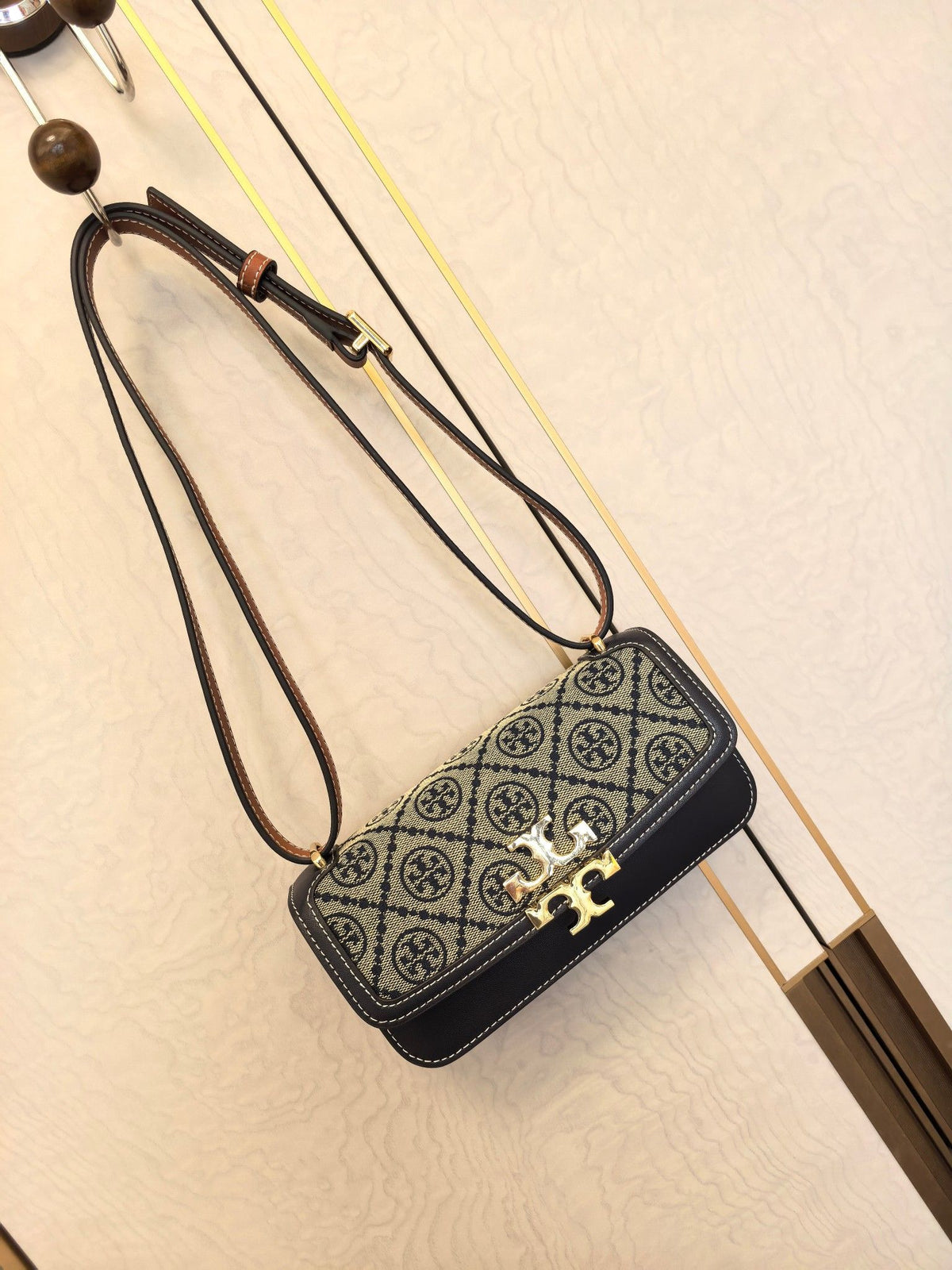 Eleanor's hot blue presbyopia bag has a beautiful and versatile color