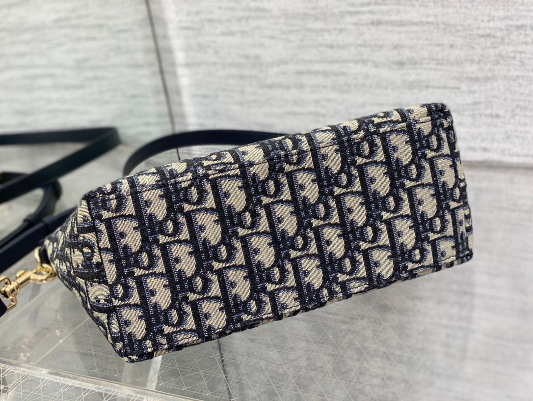 Lunch box bag 2024 new update with shoulder strap 2024 latest lunch box bag I have to recommend it. Brick cabinet hot style. Same diamond pattern, classic old flower embroidery, iconic letters. Very light for personal use. The capacity is also good. It
