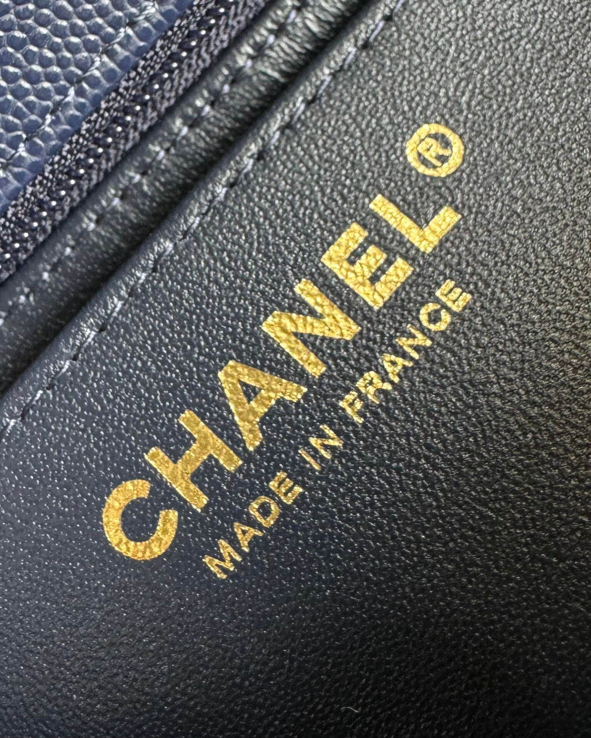CF upgraded version of 116 Caviar "Classic Flap" classic flap bag. Customized calfskin from imported channels with fine ball grain. First-class calfskin caviar with both graininess, gloss and softness. Classic rhombus design and leather-pierced metal