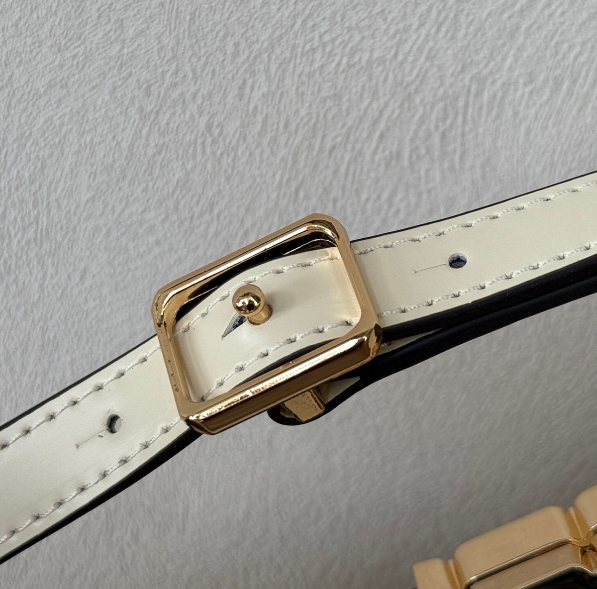 TORY BURCH ELEANOR SLIM SHOULDER BAG New armpit bag Rocket bag has ultra-thin size, upper back is not cumbersome, and it can hold necessities. It is suitable for different occasions. Pure steel hardware magnetic tape opening and closing design. The first