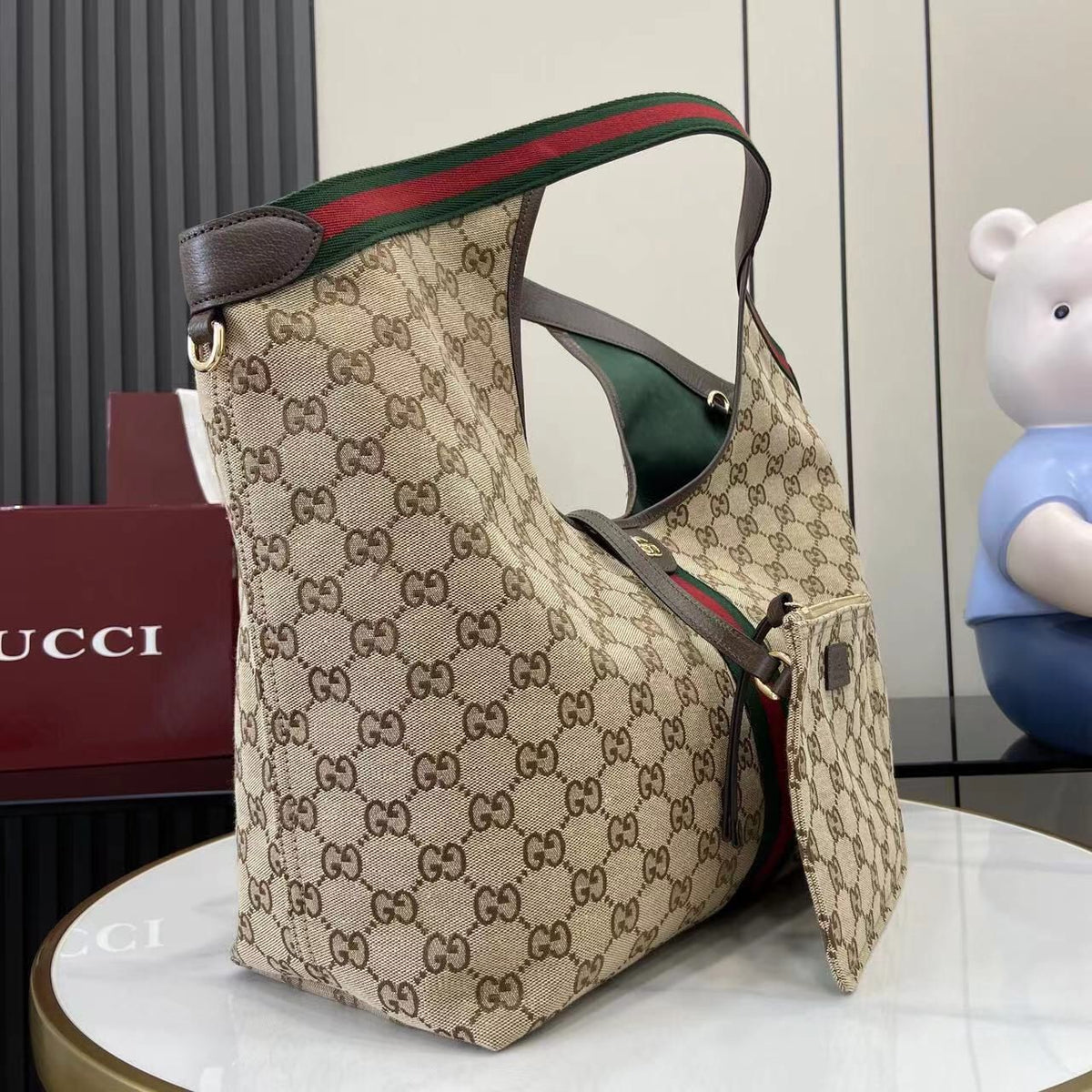 this top-of-the-line original single-piece bag with original leather and full packaging is the latest addition to the Giglio series, showcased at the 2026 early spring fashion show in Florence. It pays tribute to the brand's Italian roots