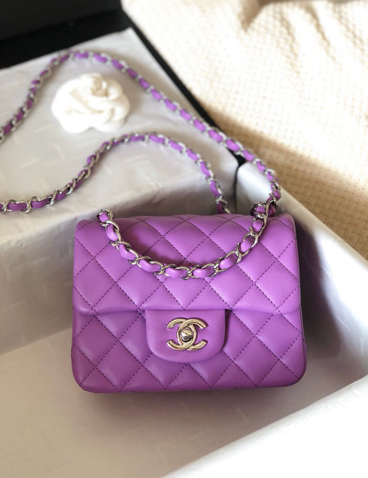 Fang Fatzi Mini 17cm CF has a very feminine elegance and inherits classics. It is listed as the historical sales champion and is an indispensable piece in every pink fan’s wardrobe. 17cm650 Sheepskin