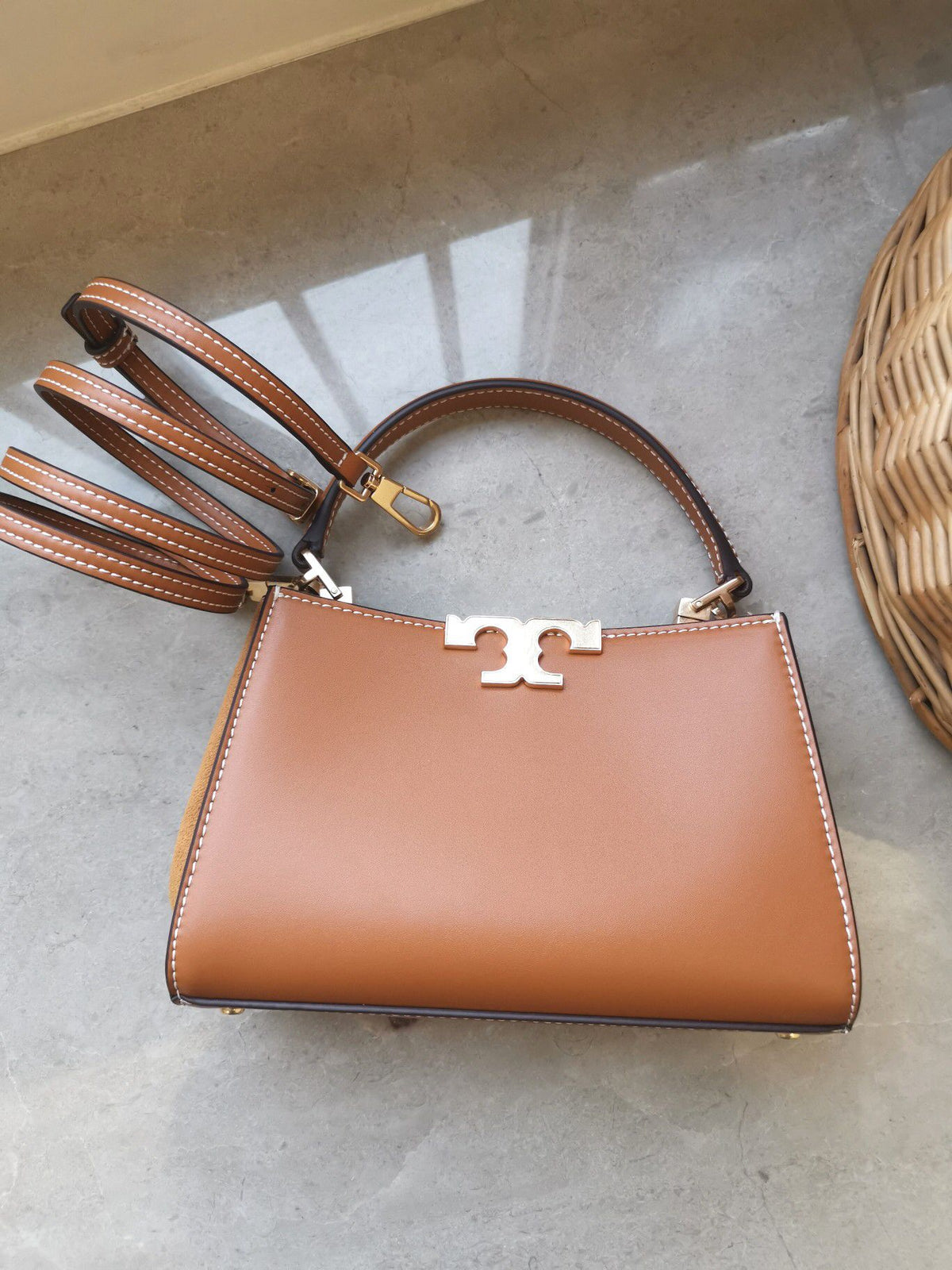 Number 995 Meide La Color Small TORY BURCH Tang Li Bai Qi New Eleanor Leather Handbag Adorned with Exquisite Suede Leather Edges, Neat and Bold Body, Iconic Double T Logo Three Dimensional Dazzling Exquisite Craftsmanship Available with Handle or Detachab