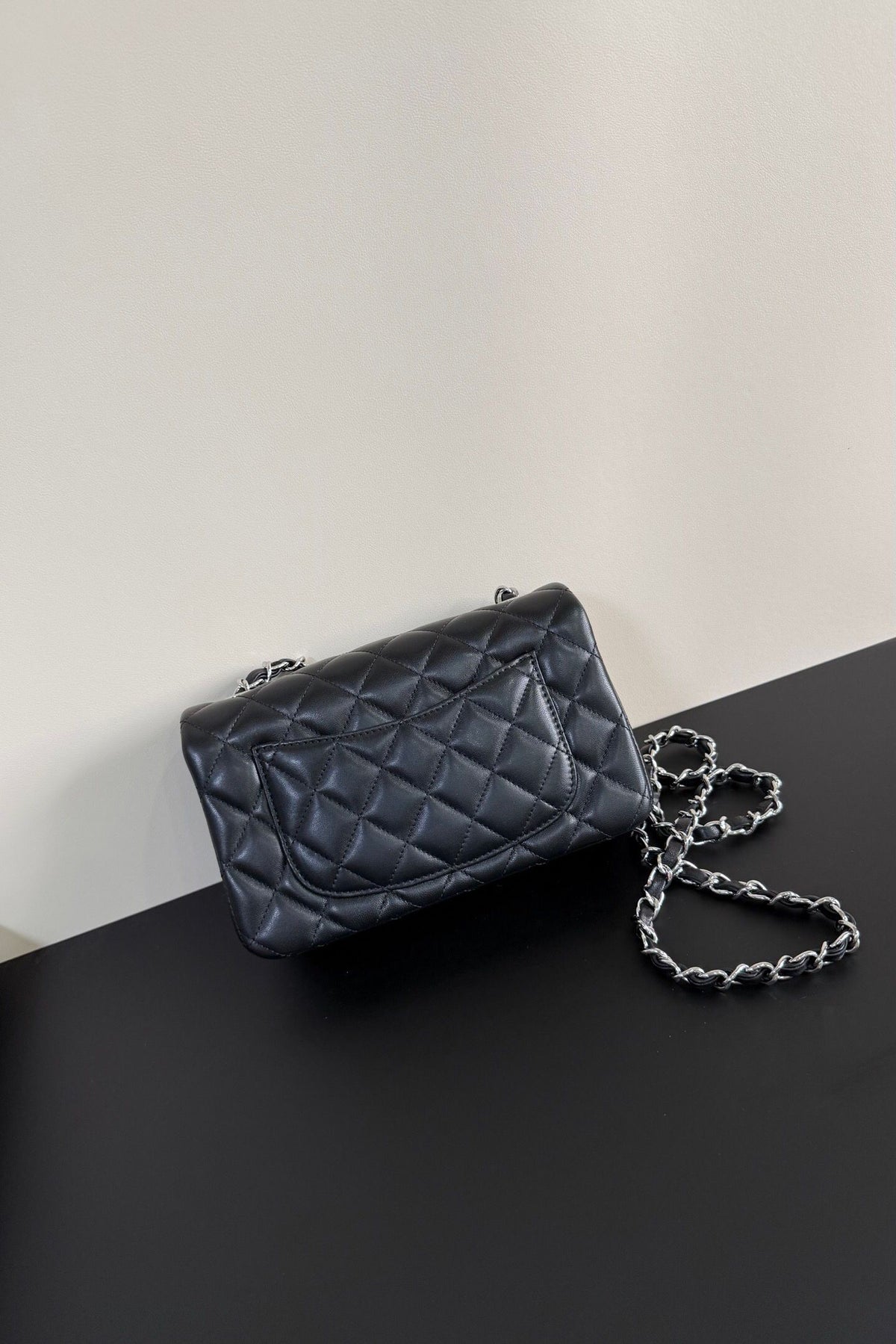 Upgraded version (full leather inside and outside) CF 20cm lambskin. Exclusive product in the market. Please see the pictures for leather details and workmanship. It is perfect. Welcome to compare. 116