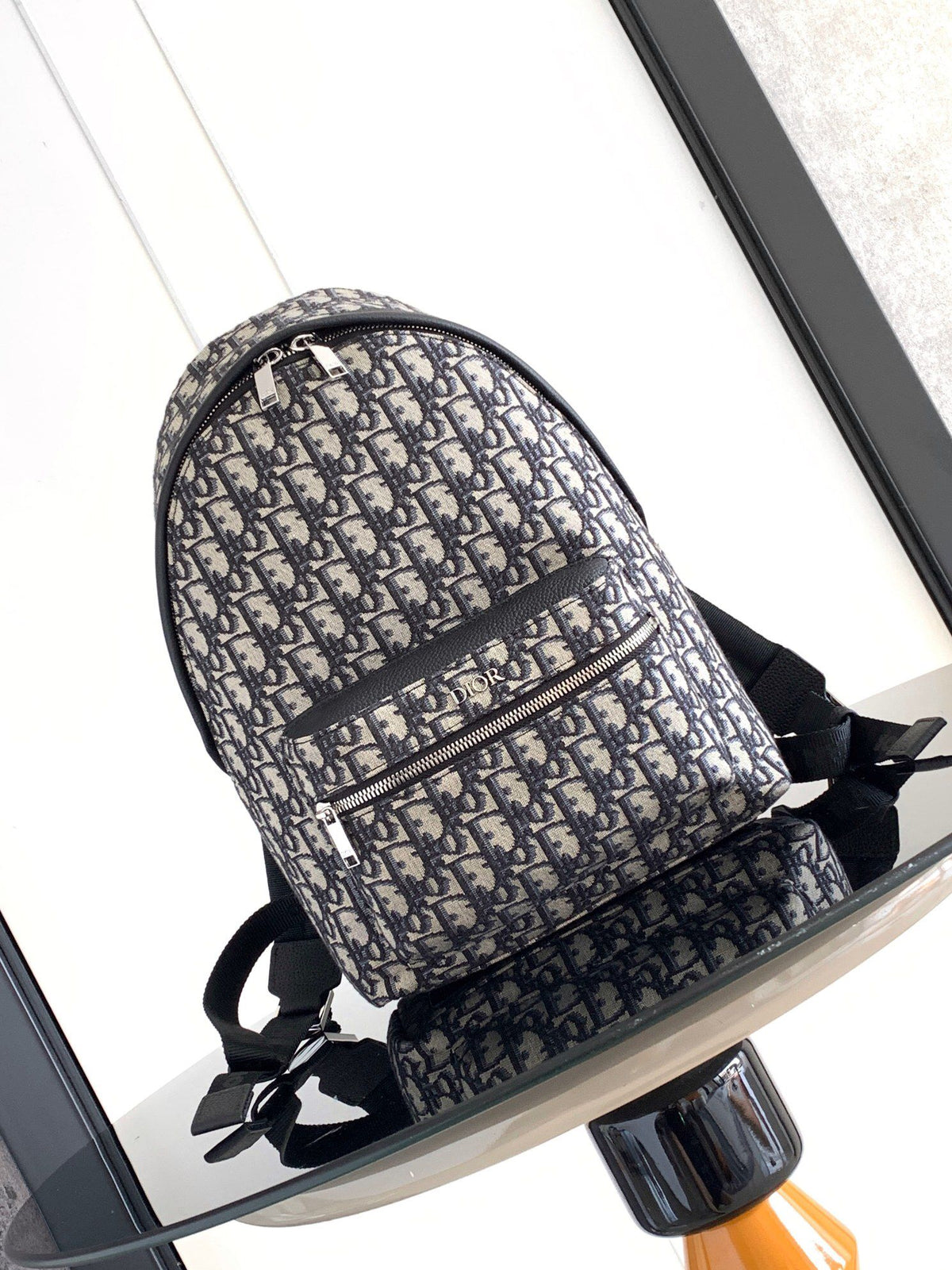 New version Small white steel lettering This Rider backpack has a simple silhouette. The classic collegiate style is full of energy. Inspired by the Dior men's collection, it is reinterpreted in beige and blue jacquard fabrics. Oblique print throughout