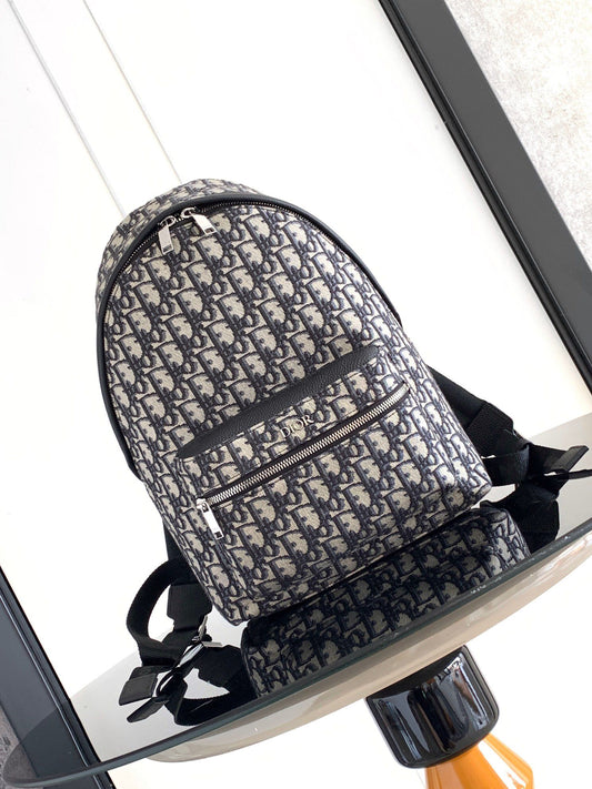 New version Small white steel lettering This Rider backpack has a simple silhouette. The classic collegiate style is full of energy. Inspired by the Dior men's collection, it is reinterpreted in beige and blue jacquard fabrics. Oblique print throughout