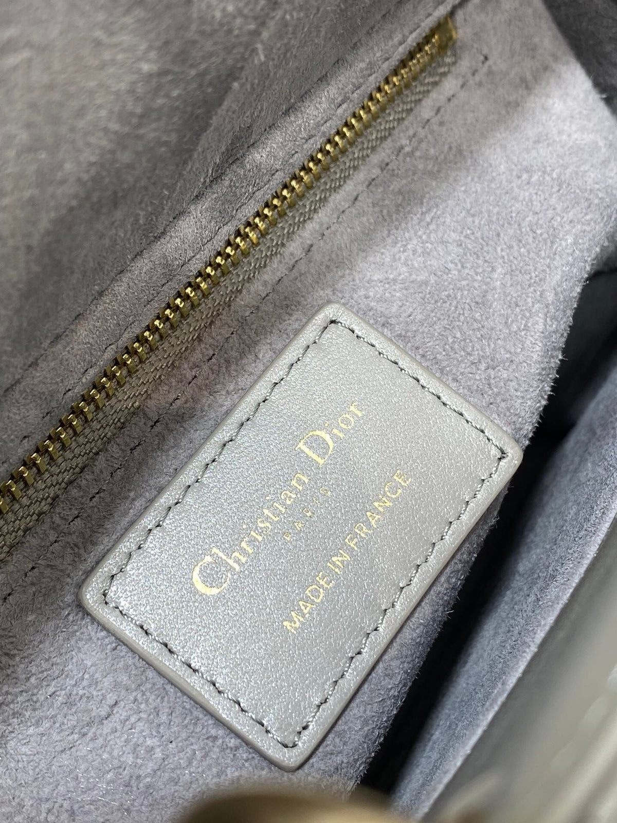 Pearlescent gray in stock Lady Diana's four-frame series, the latest color for spring and summer, fresh style, and the latest letter shoulder straps are extra points. 6 letters are delivered. Babies can choose the buttons they like as they like. No need