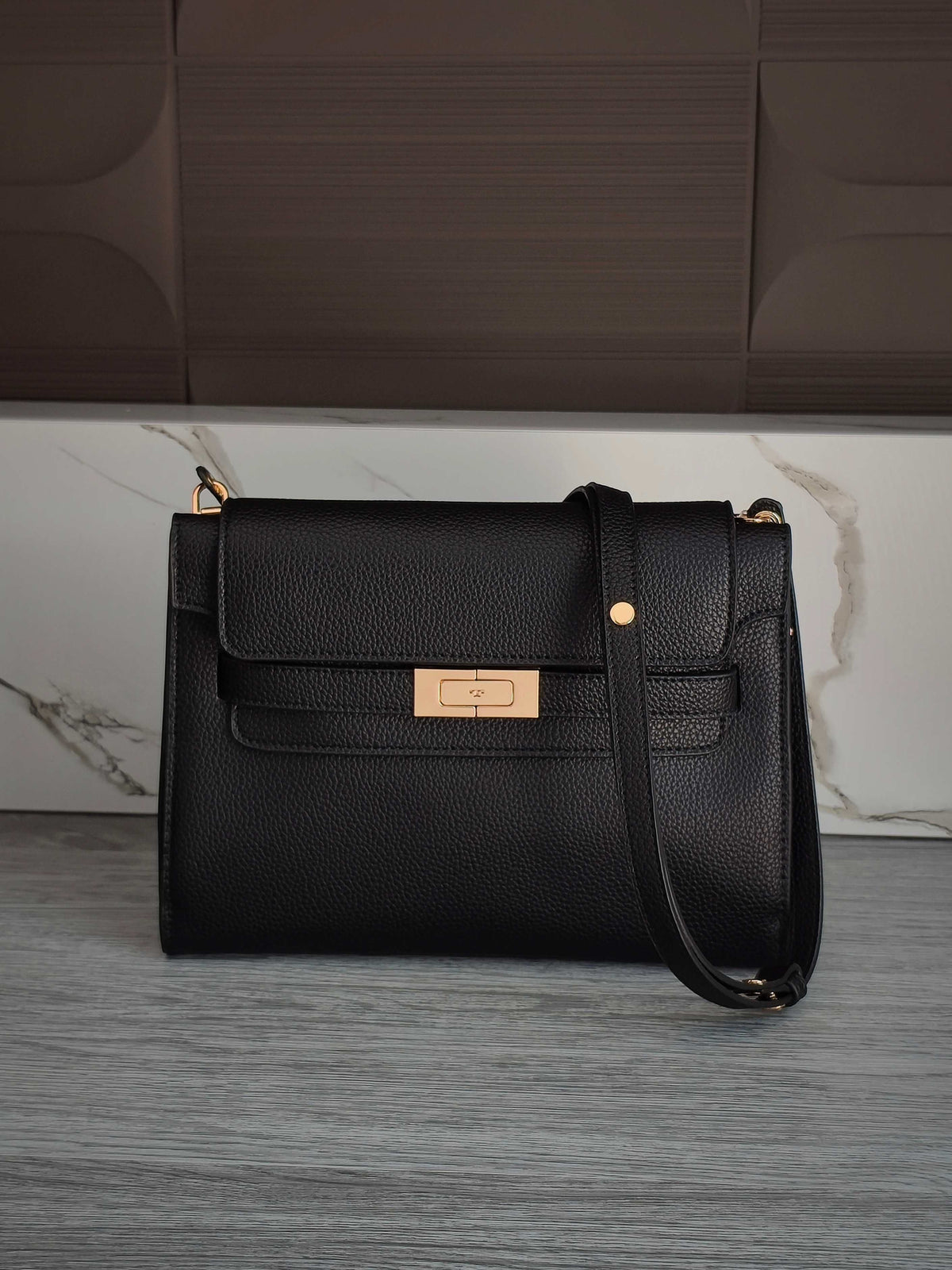 The new 240 Tory Burch Radziwill series medium-sized shoulder bag is made of lychee patterned cowhide leather, which is delicate and durable, and becomes more shiny with use. The bag shape is simple and atmospheric, inspired by the Kelly bag