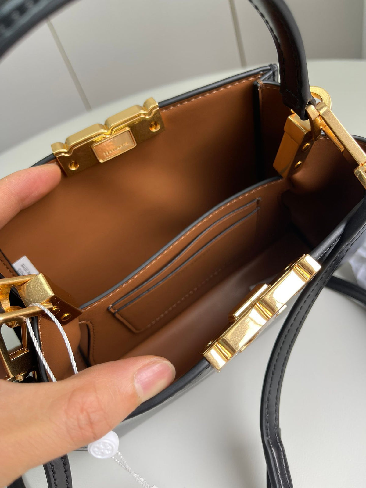 Number 086, TORY BURCH. New Eleanor leather handbag with exquisite suede trim. The bag has a clean and crisp body, and the iconic double T logo is three-dimensional and eye-catching. Exquisite craftsmanship. It can be lifted with a handle or removed