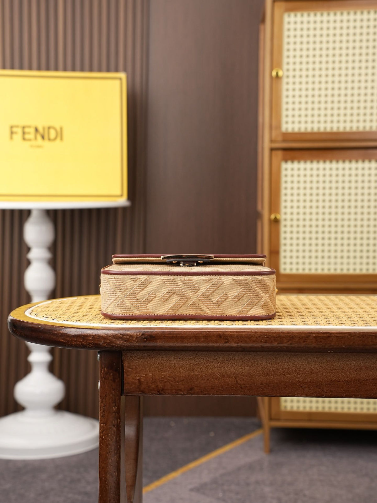 Model 6004, small size 20cm, FENDI's popular classic Baguette, crafted from high-quality canvas with advanced techniques. The entire bag features double FF three-dimensional embroidery, boasting an unparalleled texture. It comes with a detachable shoulder