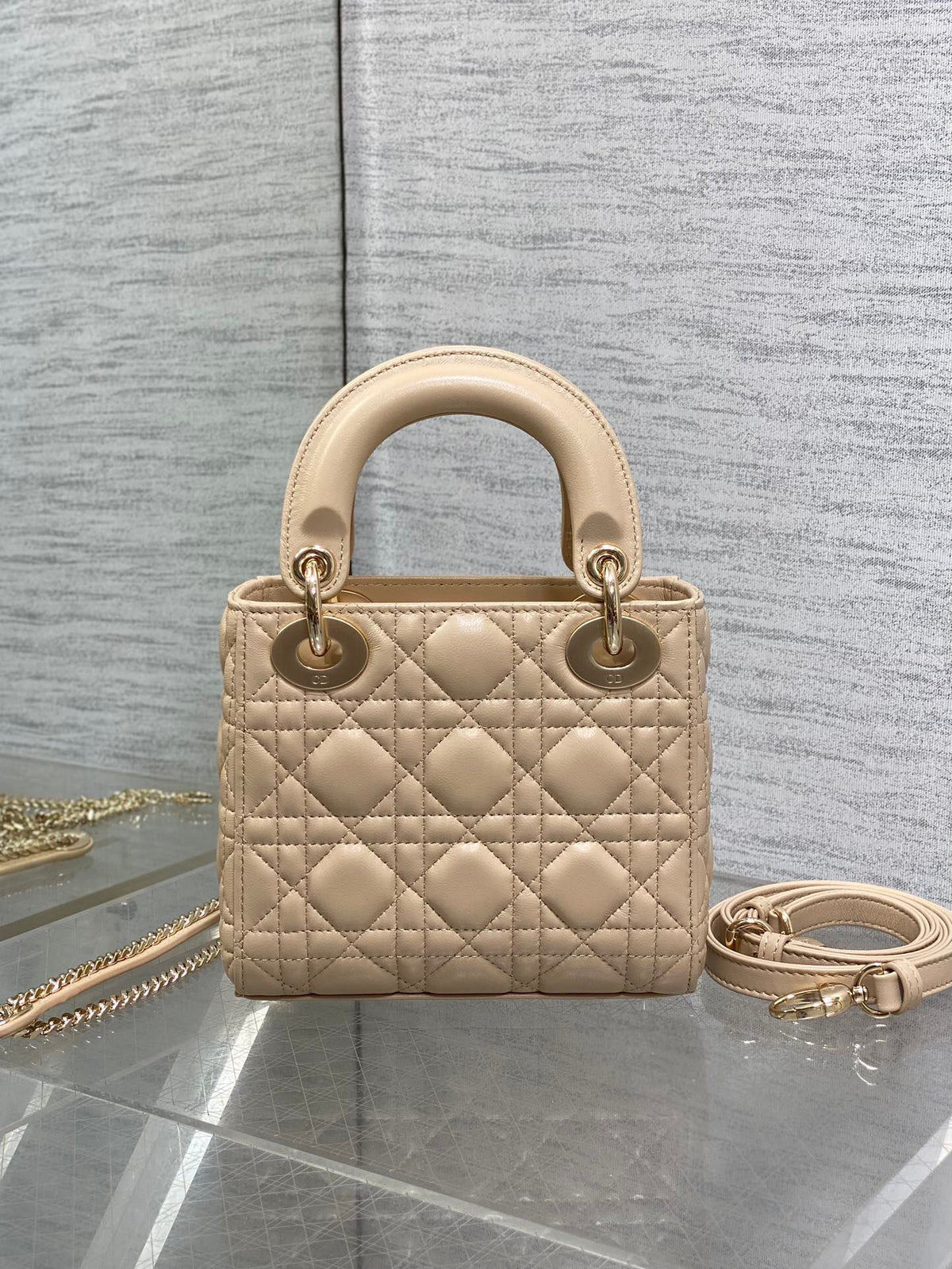 Ready in stock Classic Lady Bag, a must-have three-compartment bag for everyone. Charming, elegant and full of aura. It is also full of femininity when carried cross-body. Classic fashion style. This beautiful bag is available on Instagram and many fashio