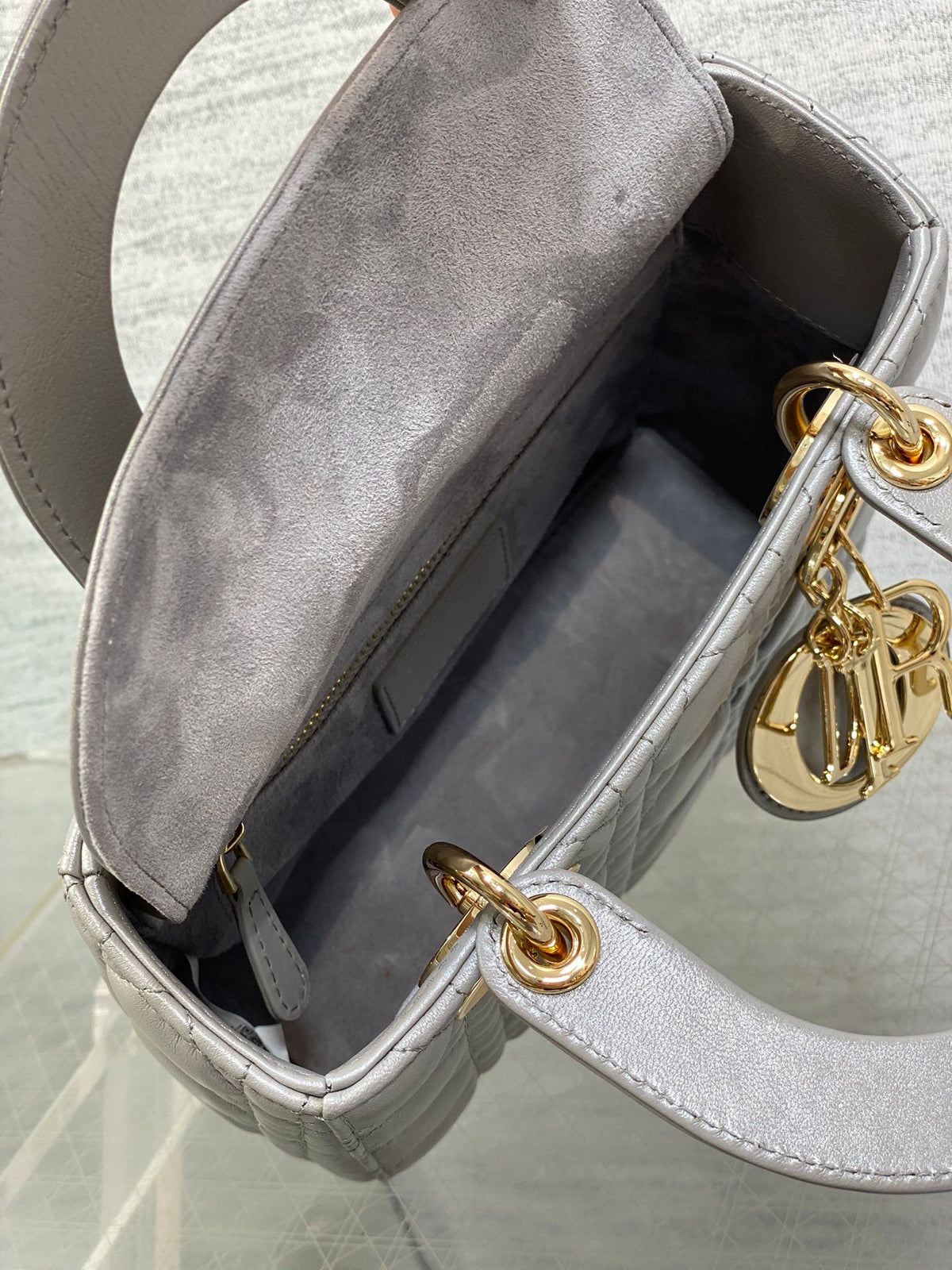 Pearlescent gray in stock Lady Diana's four-frame series, the latest color for spring and summer, fresh style, and the latest letter shoulder straps are extra points. 6 letters are delivered. Babies can choose the buttons they like as they like. No need