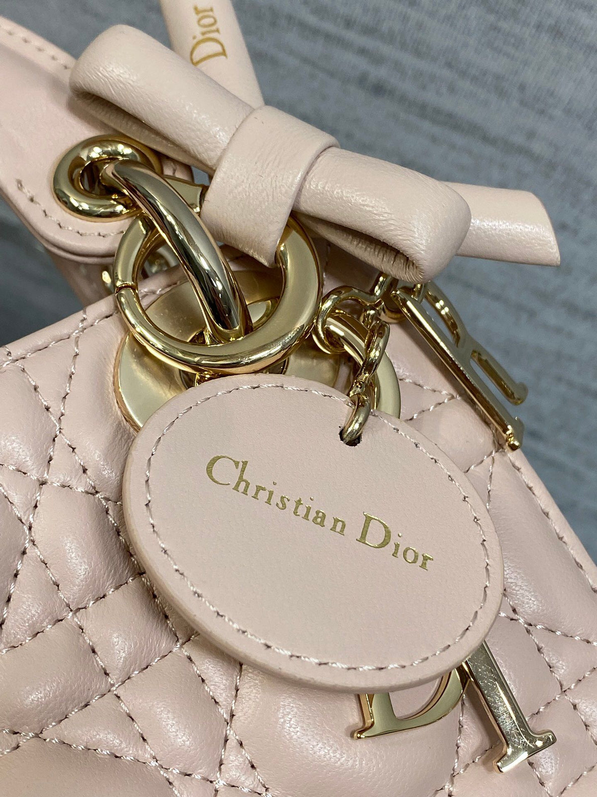 In stock, Classic Lady's latest bow-tie Princess Diana bag. A must-have three-compartment bag for everyone. Charming, elegant and full of aura. It is also full of femininity when carried cross-body. Classic fashion style. This beautiful bag is available