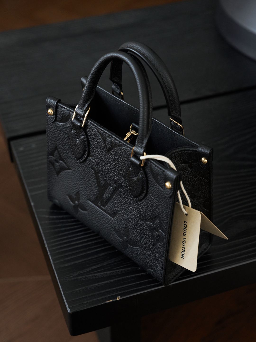 ONTHEGO BB handbag M46993 P1200, made of original calfskin, featuring all-steel vacuum plating and a variable code chip version