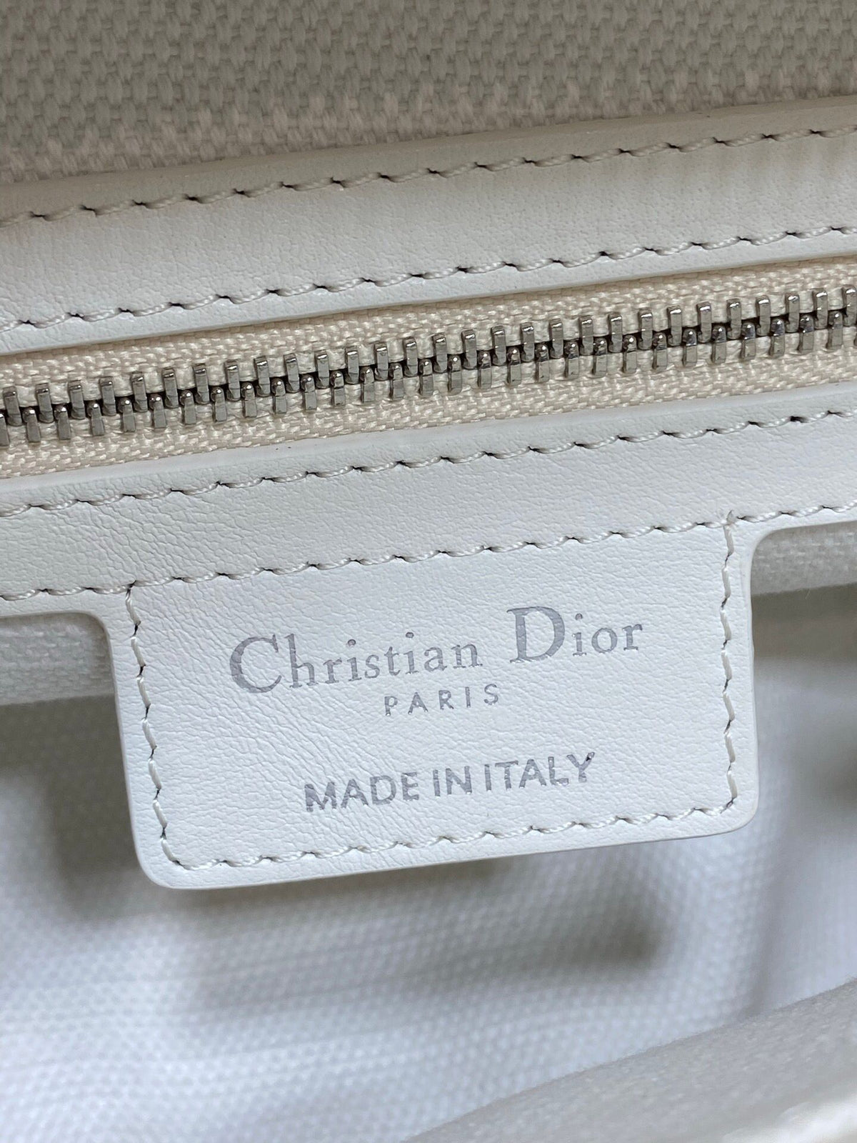 Small size in stock Journey white gray cloth silver buckle series It feels so summery. The white gray cloth fabric is matched with milky white calfskin. The light color looks fresh and healing. The hobo bag has a relaxed feeling. The shape of the bag is