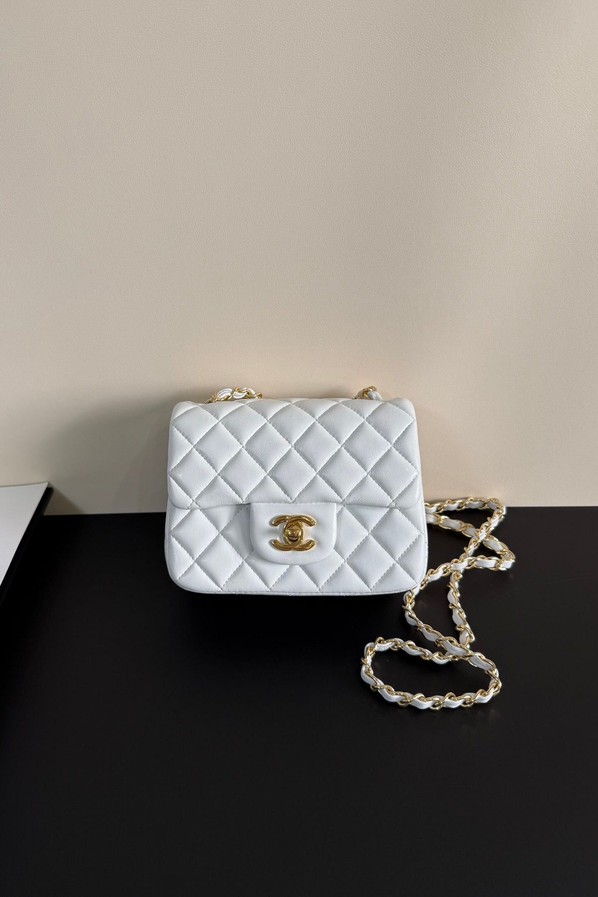 Pure white Classic Flap classic Cf square fat return is exquisite and durable. It is a timeless style that can be matched with anything.