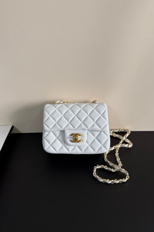 Pure white Classic Flap classic Cf square fat return is exquisite and durable. It is a timeless style that can be matched with anything.