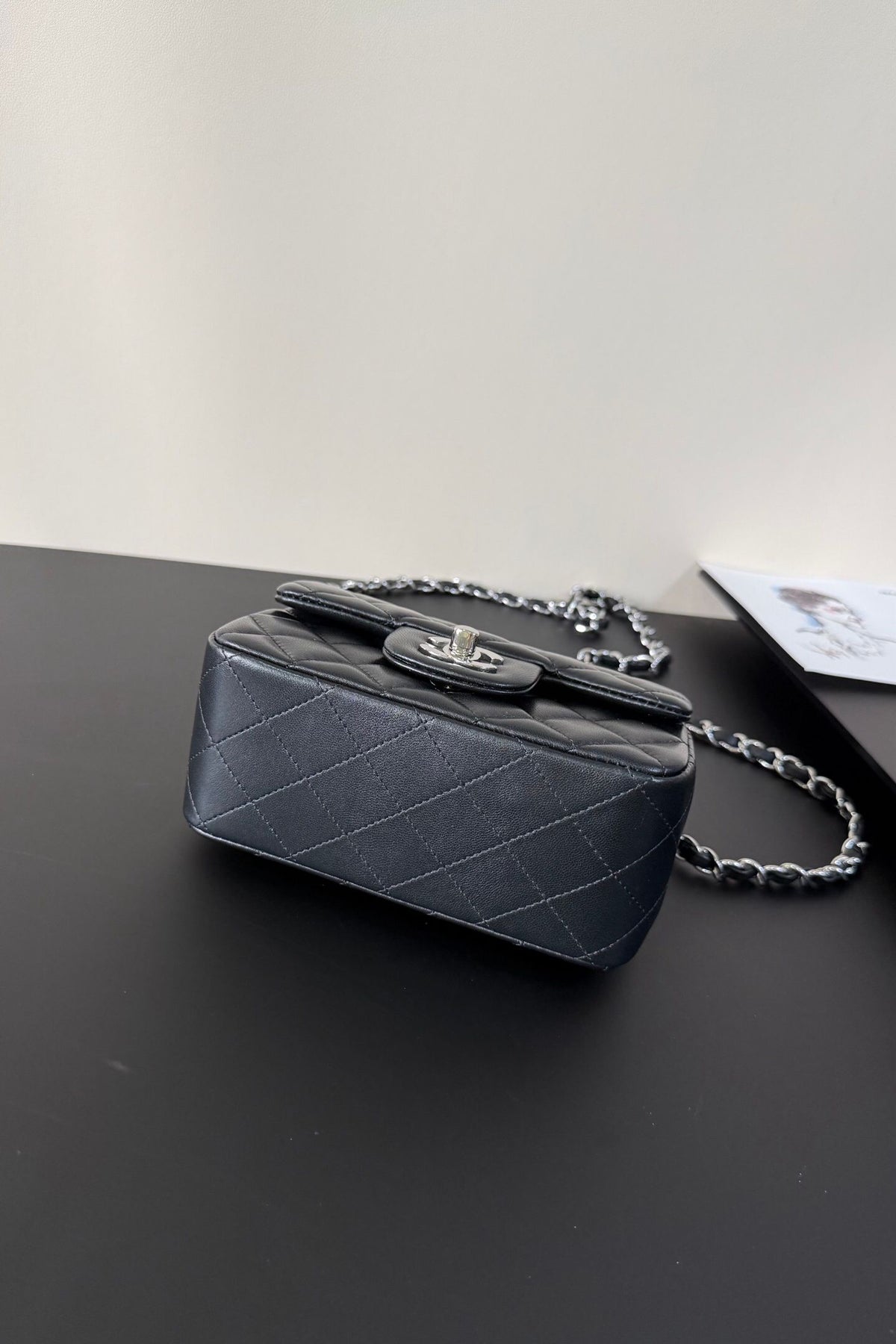 Black silver buckle Classic Flap classic Cf square fat return is exquisite and durable. It is a timeless style that can be matched with anything.