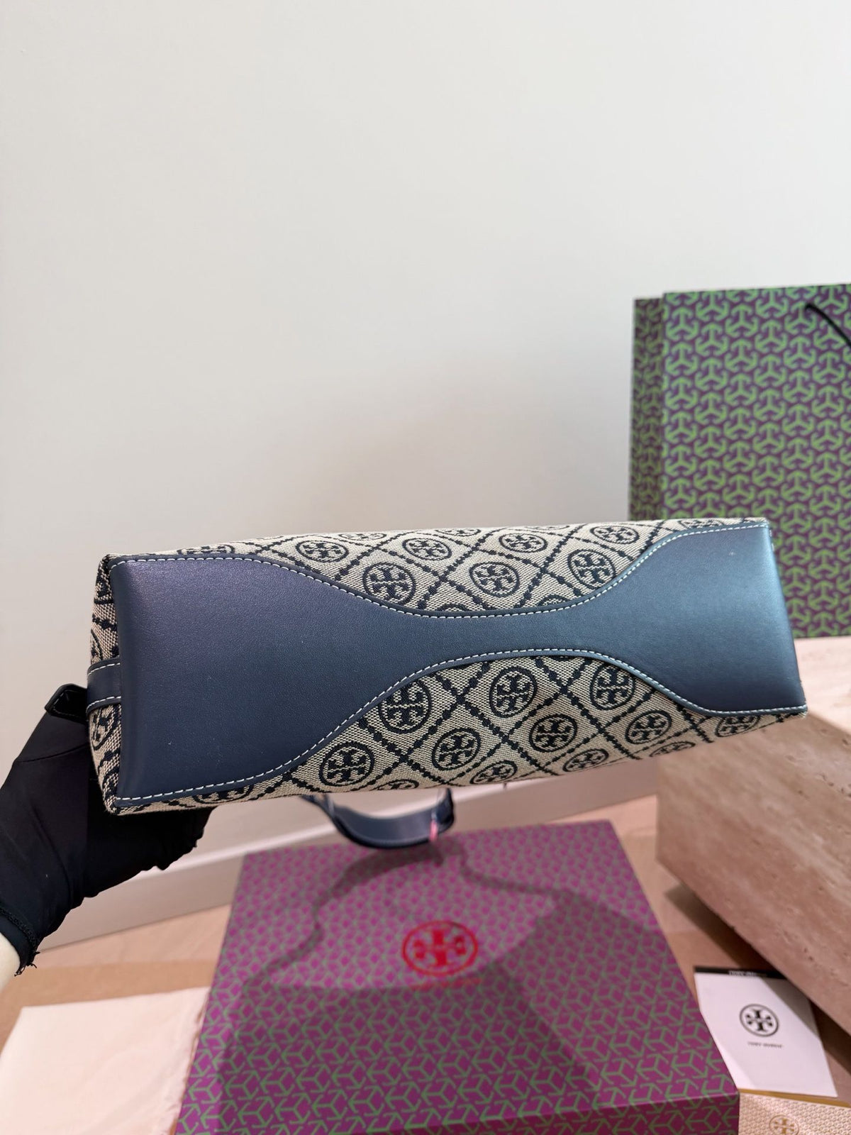 Comes with Tory Burch's new vintage flower hobo bag gift box