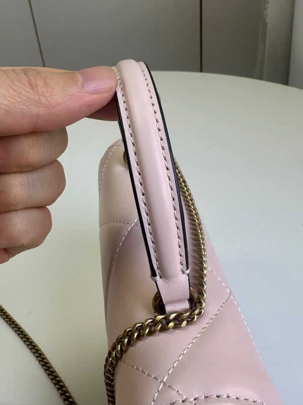 Black Kira diamond patterned mini handheld chain with coin clip layer, leather longitudinal extension, diamond patterned fluffiness like clouds, outlining diverse contours, combined with inclined double T logo decoration and dense inlay technology, making
